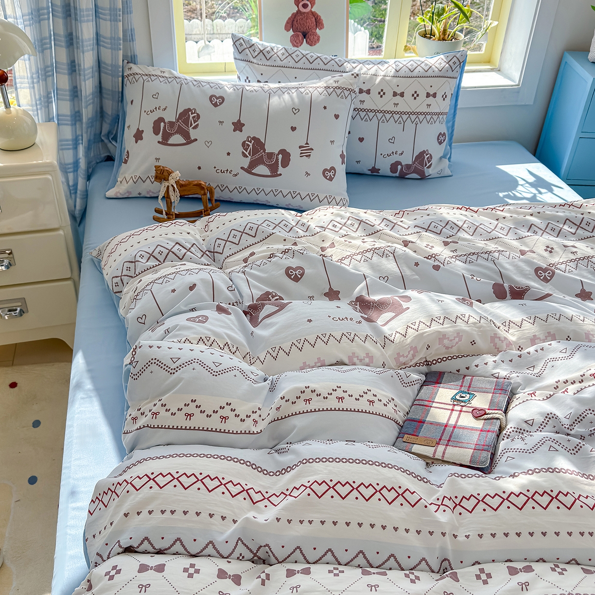 91家纺网 家纺一手货源 找家纺 元禾 2026新款A类古法水洗仿棉云感纱四件套 英伦小木马