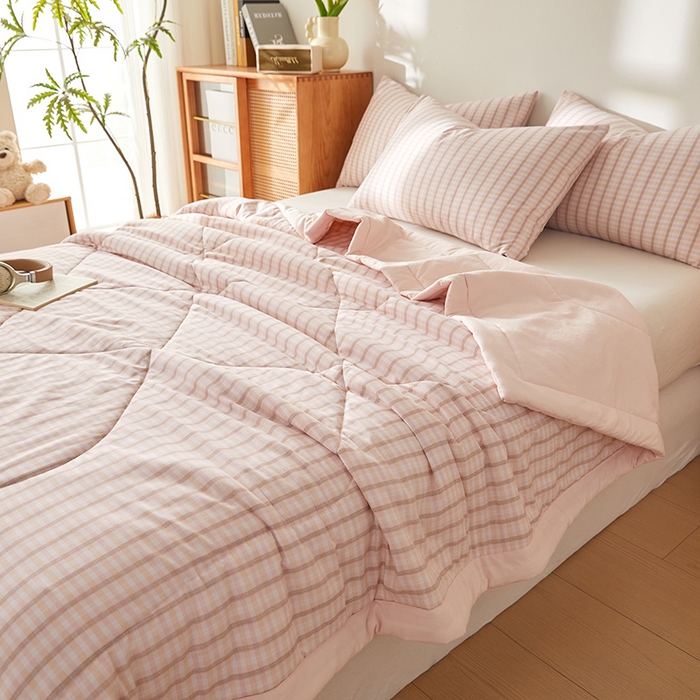 91家纺网 家纺一手货源 找家纺 海洋家纺 2026新款100%新疆棉花格子夏被亲肤仿棉夏凉被纯手包边空调被薄被子 贝拉-粉