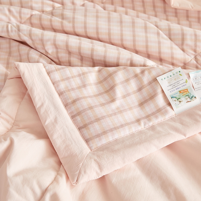 91家纺网 家纺一手货源 找家纺 海洋家纺 2026新款100%新疆棉花格子夏被亲肤仿棉夏凉被纯手包边空调被薄被子 贝拉-粉