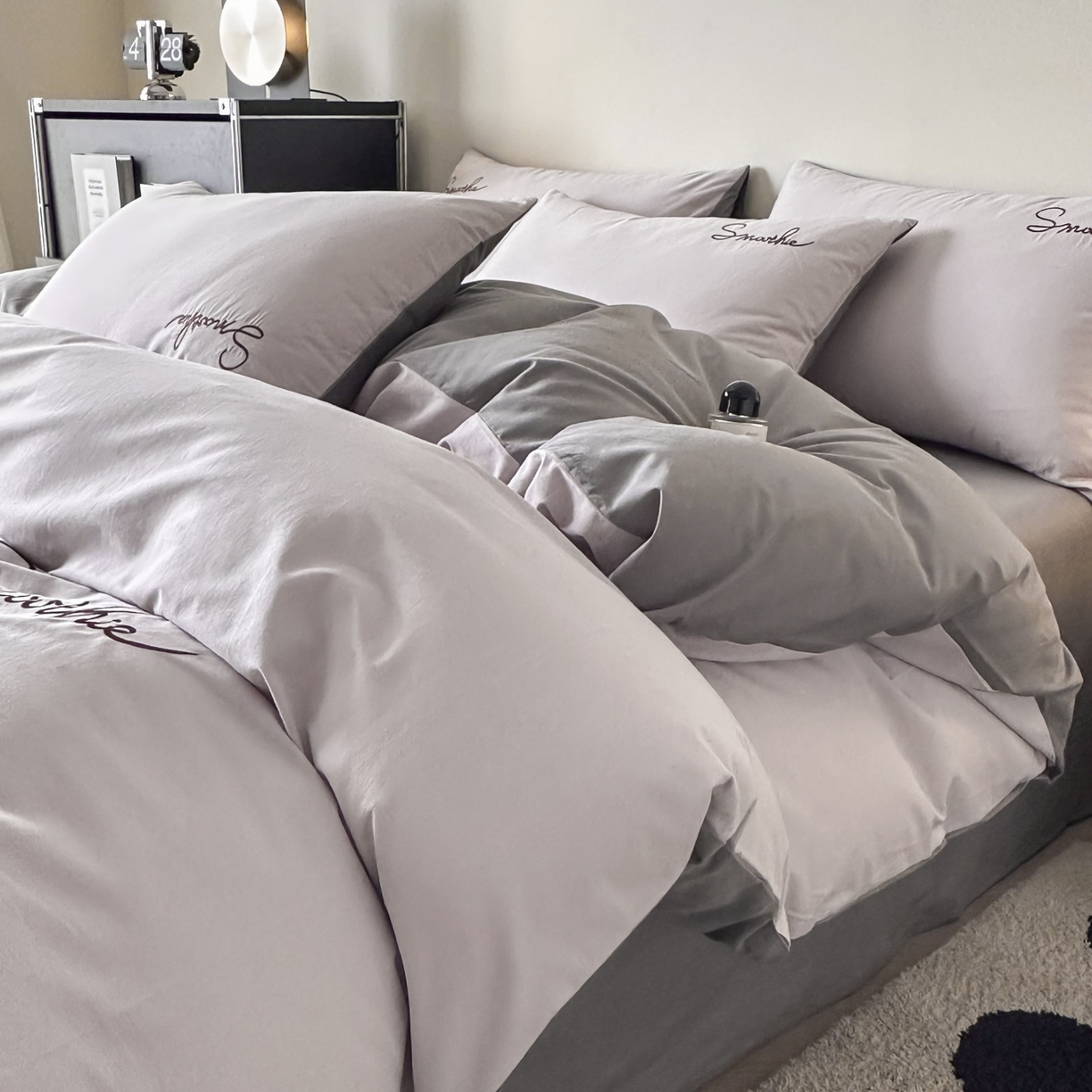 91家纺网 家纺一手货源 找家纺 ab家纺 2026新款刺绣双拼40支全棉水洗四件套 紫灰