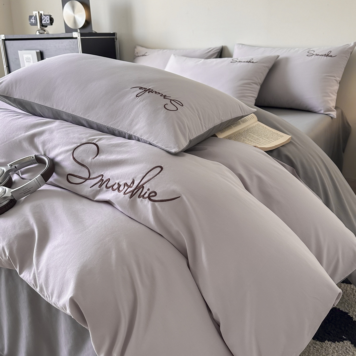 91家纺网 家纺一手货源 找家纺 ab家纺 2026新款刺绣双拼40支全棉水洗四件套 紫灰