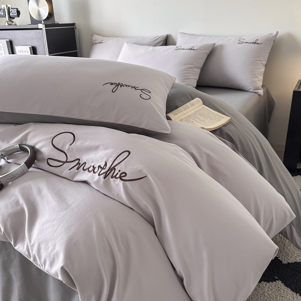 91家纺网 家纺一手货源 找家纺 ab家纺 2026新款刺绣双拼40支全棉水洗四件套 紫灰