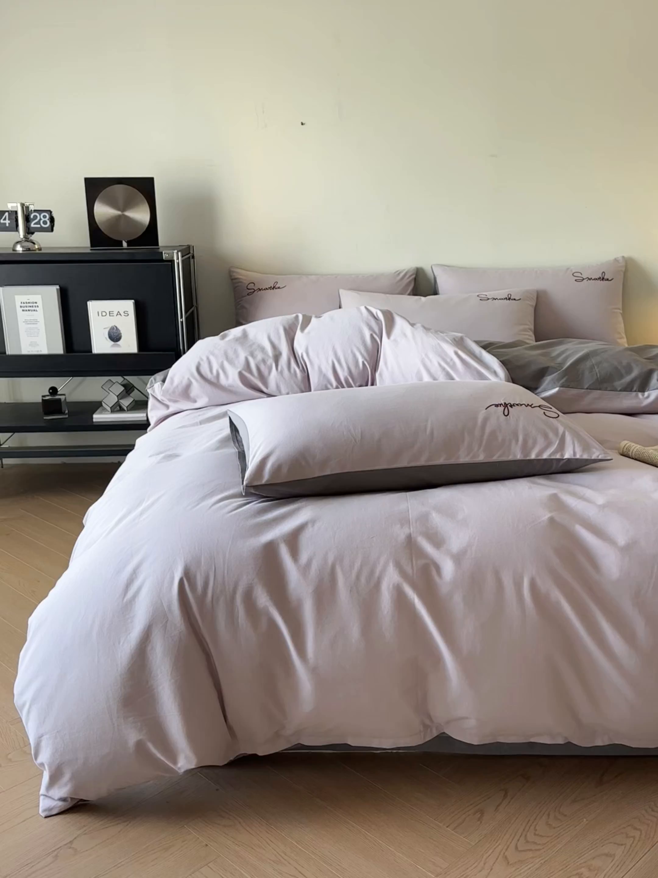 91家纺网 家纺一手货源 找家纺 ab家纺 2026新款刺绣双拼40支全棉水洗四件套 紫灰