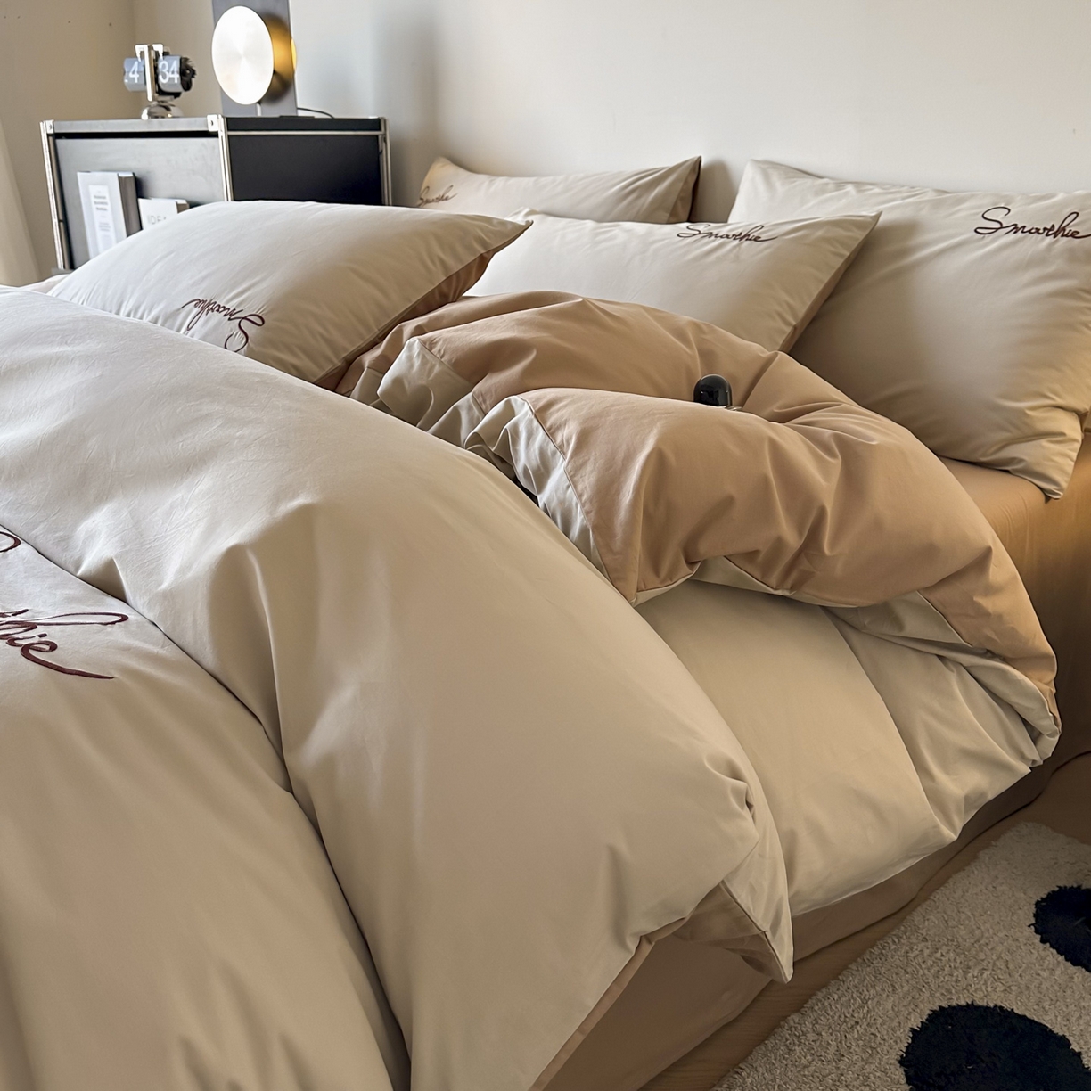 91家纺网 家纺一手货源 找家纺 ab家纺 2026新款刺绣双拼40支全棉水洗四件套 卡其米咖