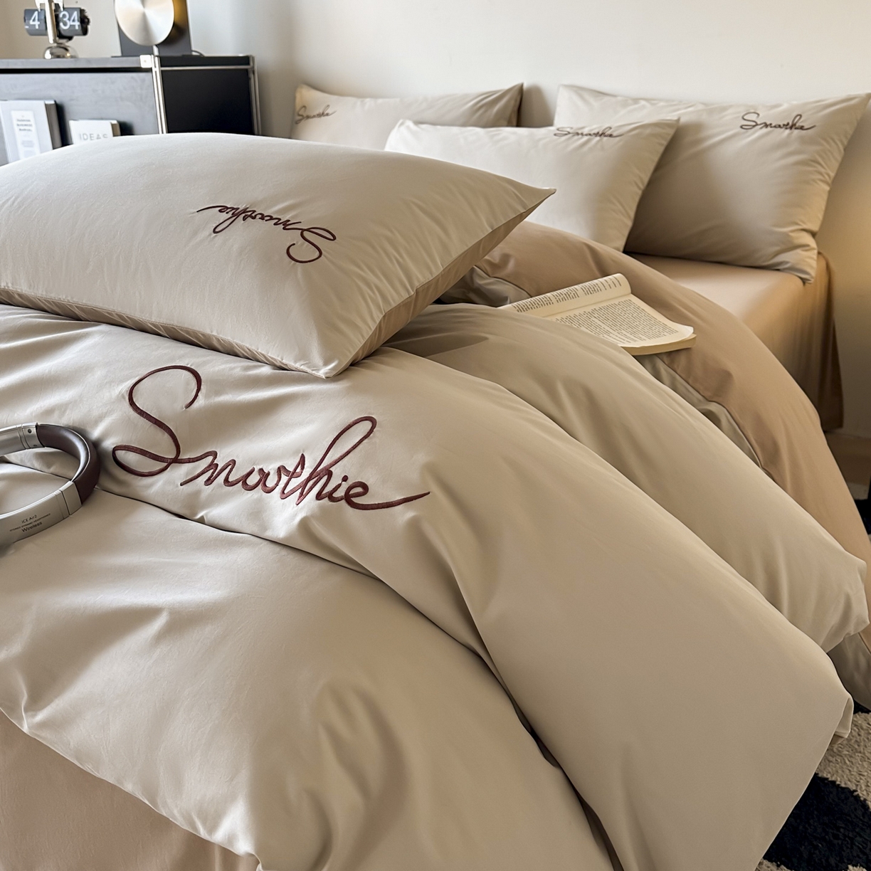 91家纺网 家纺一手货源 找家纺 ab家纺 2026新款刺绣双拼40支全棉水洗四件套 卡其米咖