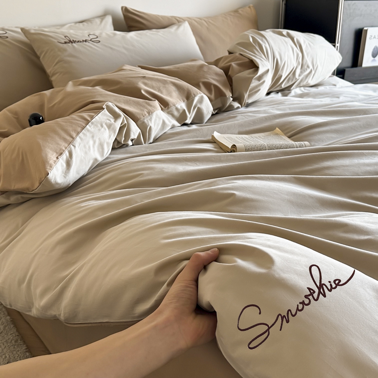 91家纺网 家纺一手货源 找家纺 ab家纺 2026新款刺绣双拼40支全棉水洗四件套 卡其米咖