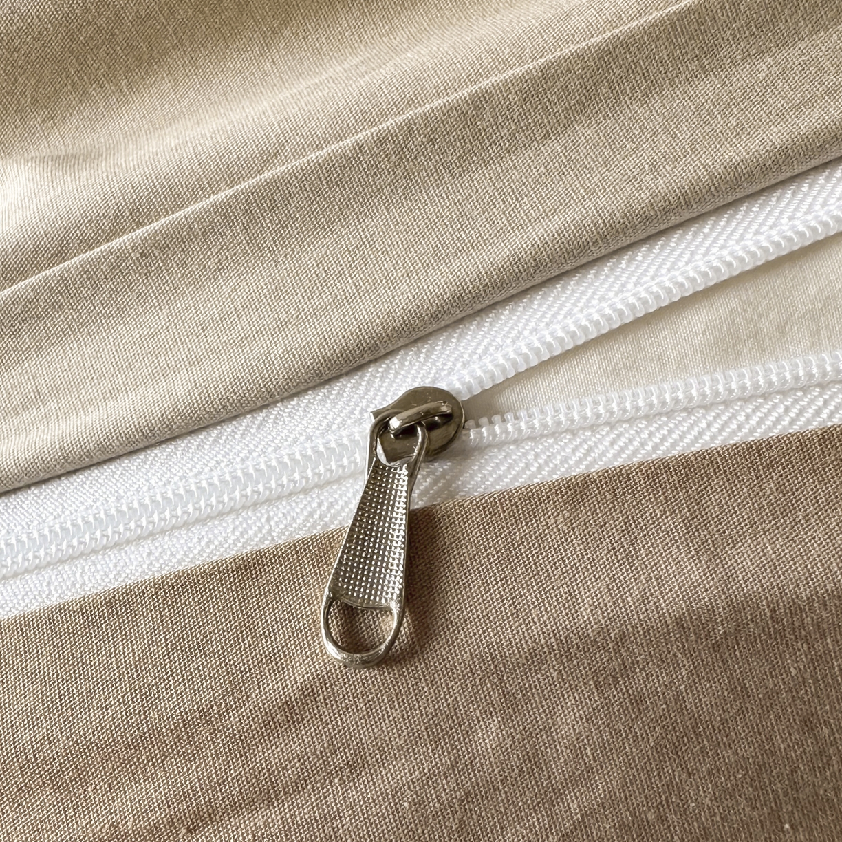 91家纺网 家纺一手货源 找家纺 ab家纺 2026新款刺绣双拼40支全棉水洗四件套 卡其米咖