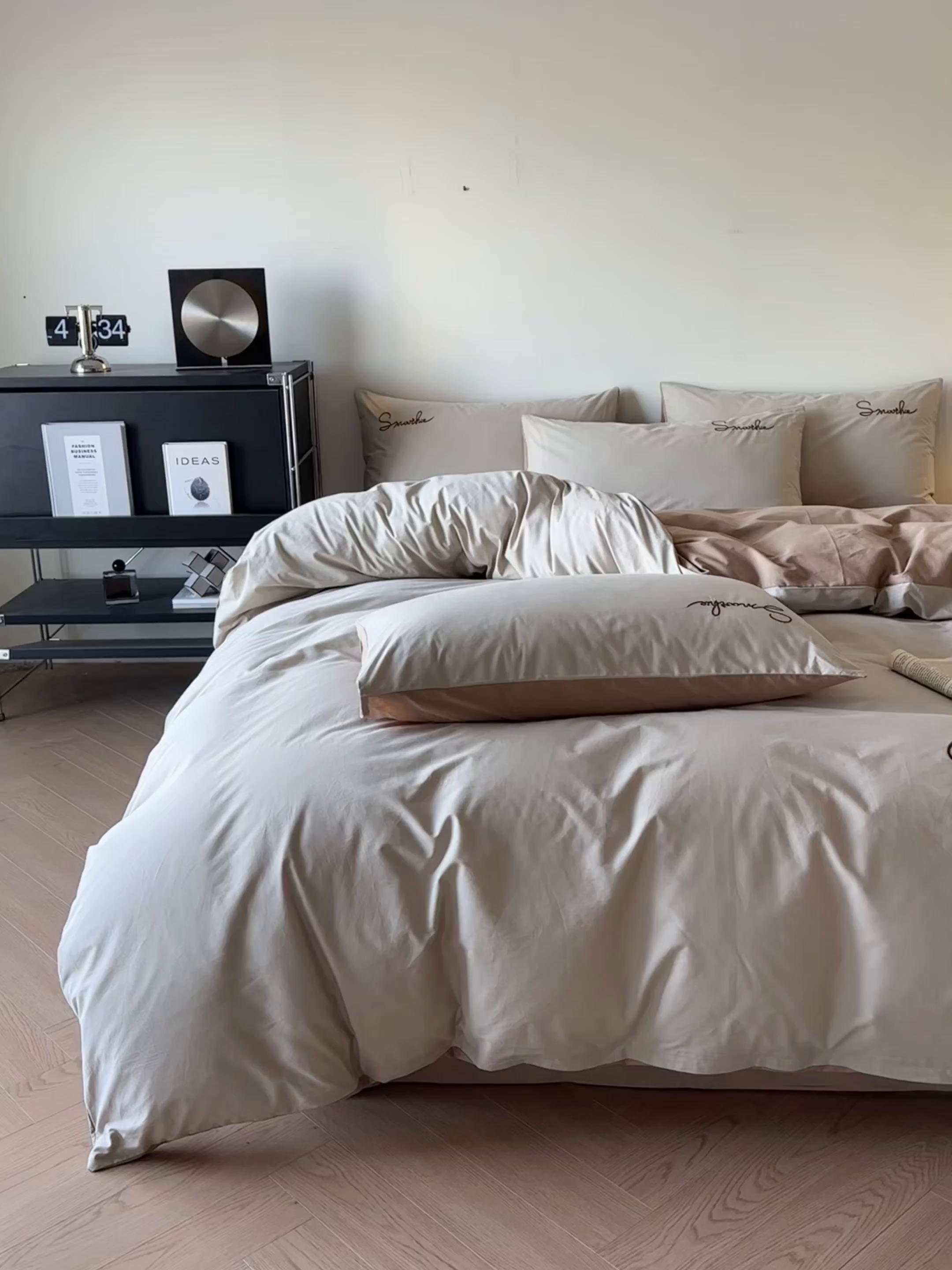 91家纺网 家纺一手货源 找家纺 ab家纺 2026新款刺绣双拼40支全棉水洗四件套 卡其米咖