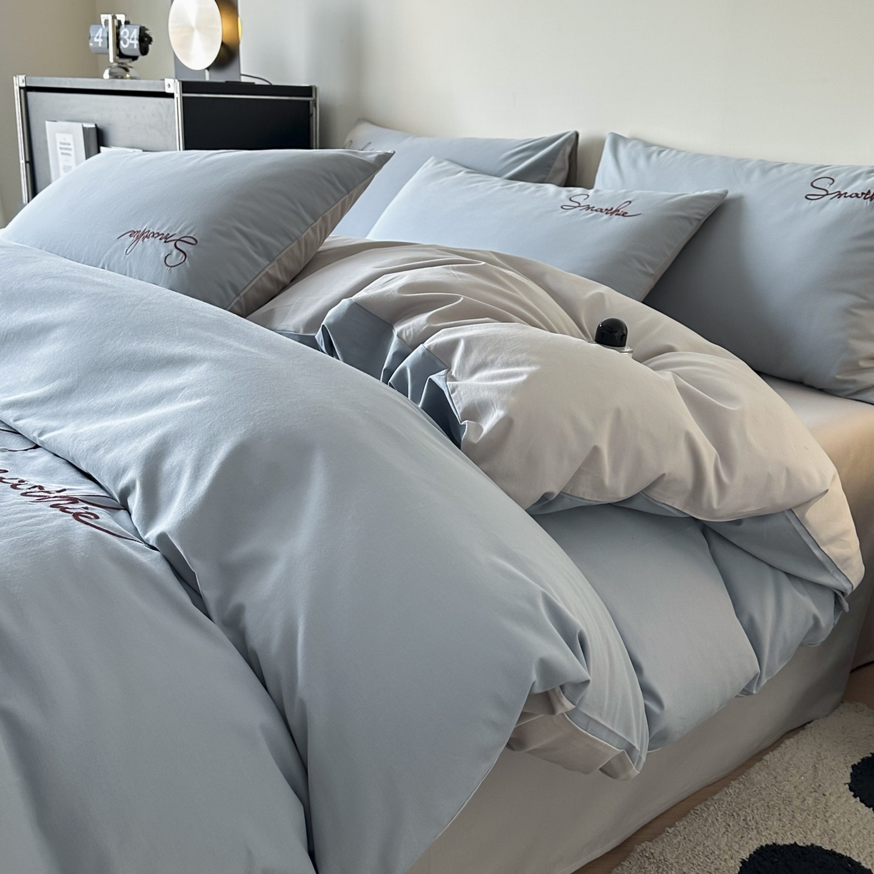 91家纺网 家纺一手货源 找家纺 ab家纺 2026新款刺绣双拼40支全棉水洗四件套 蓝灰