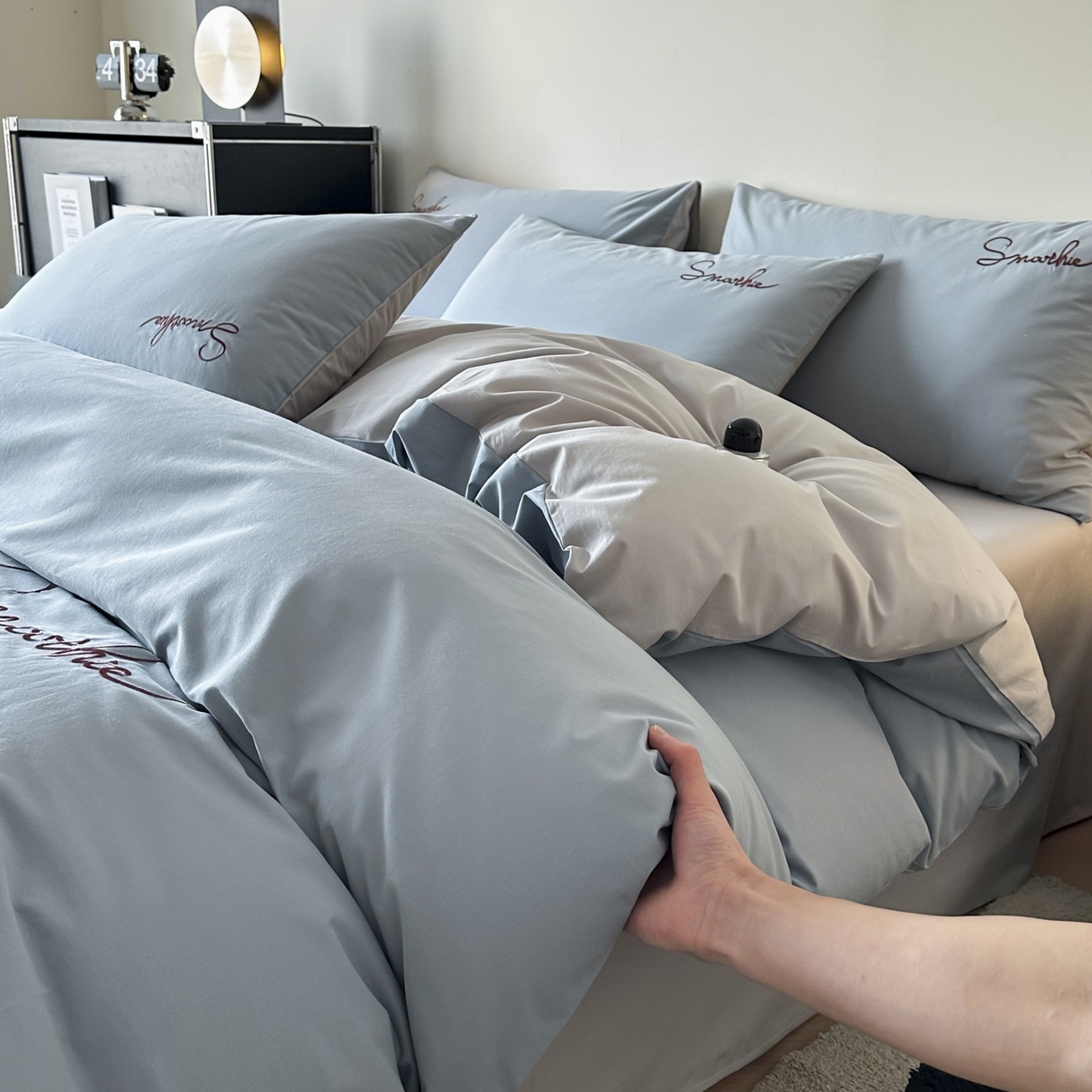 91家纺网 家纺一手货源 找家纺 ab家纺 2026新款刺绣双拼40支全棉水洗四件套 蓝灰