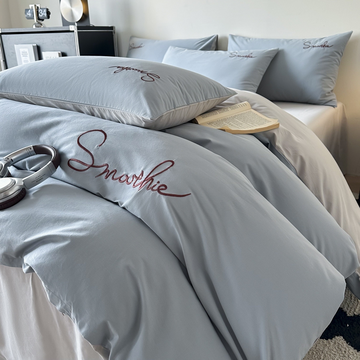 91家纺网 家纺一手货源 找家纺 ab家纺 2026新款刺绣双拼40支全棉水洗四件套 蓝灰