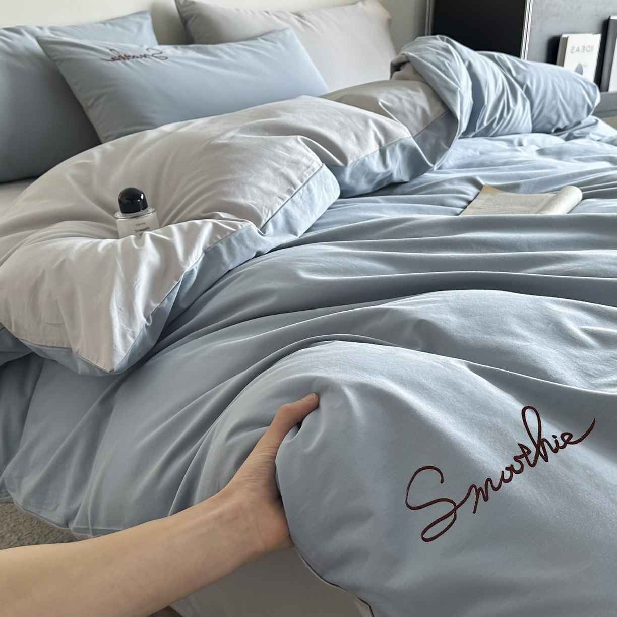 91家纺网 家纺一手货源 找家纺 ab家纺 2026新款刺绣双拼40支全棉水洗四件套 蓝灰