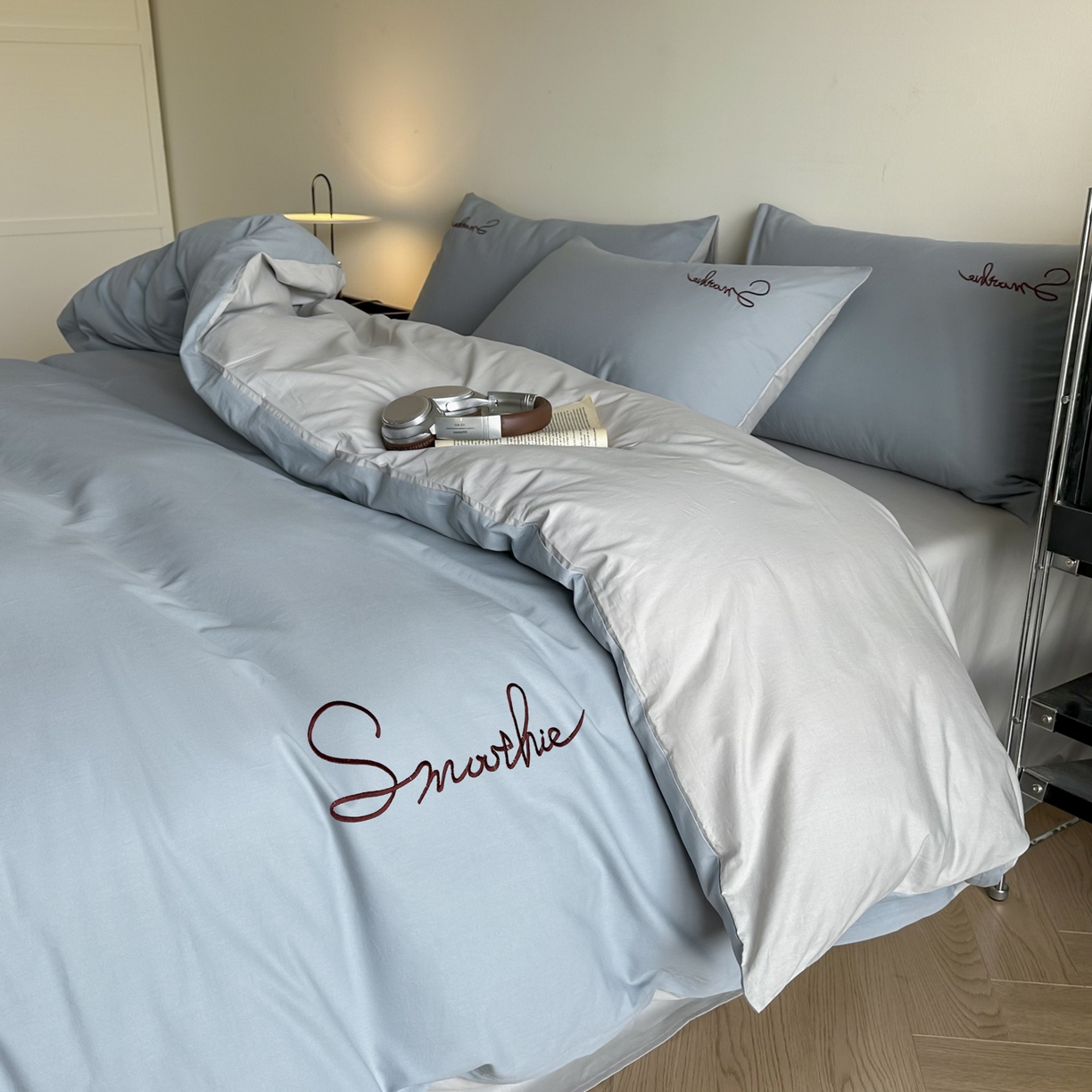 91家纺网 家纺一手货源 找家纺 ab家纺 2026新款刺绣双拼40支全棉水洗四件套 蓝灰