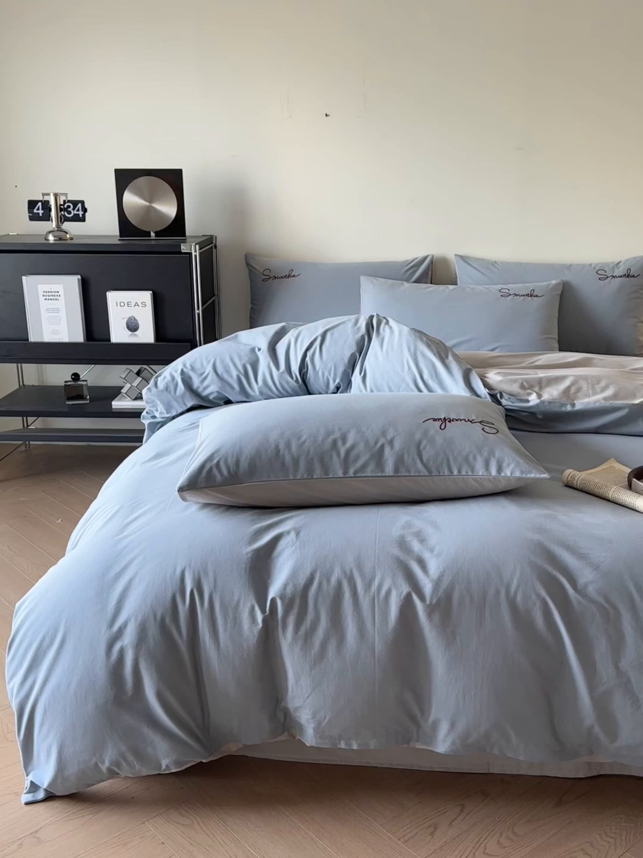 91家纺网 家纺一手货源 找家纺 ab家纺 2026新款刺绣双拼40支全棉水洗四件套 蓝灰