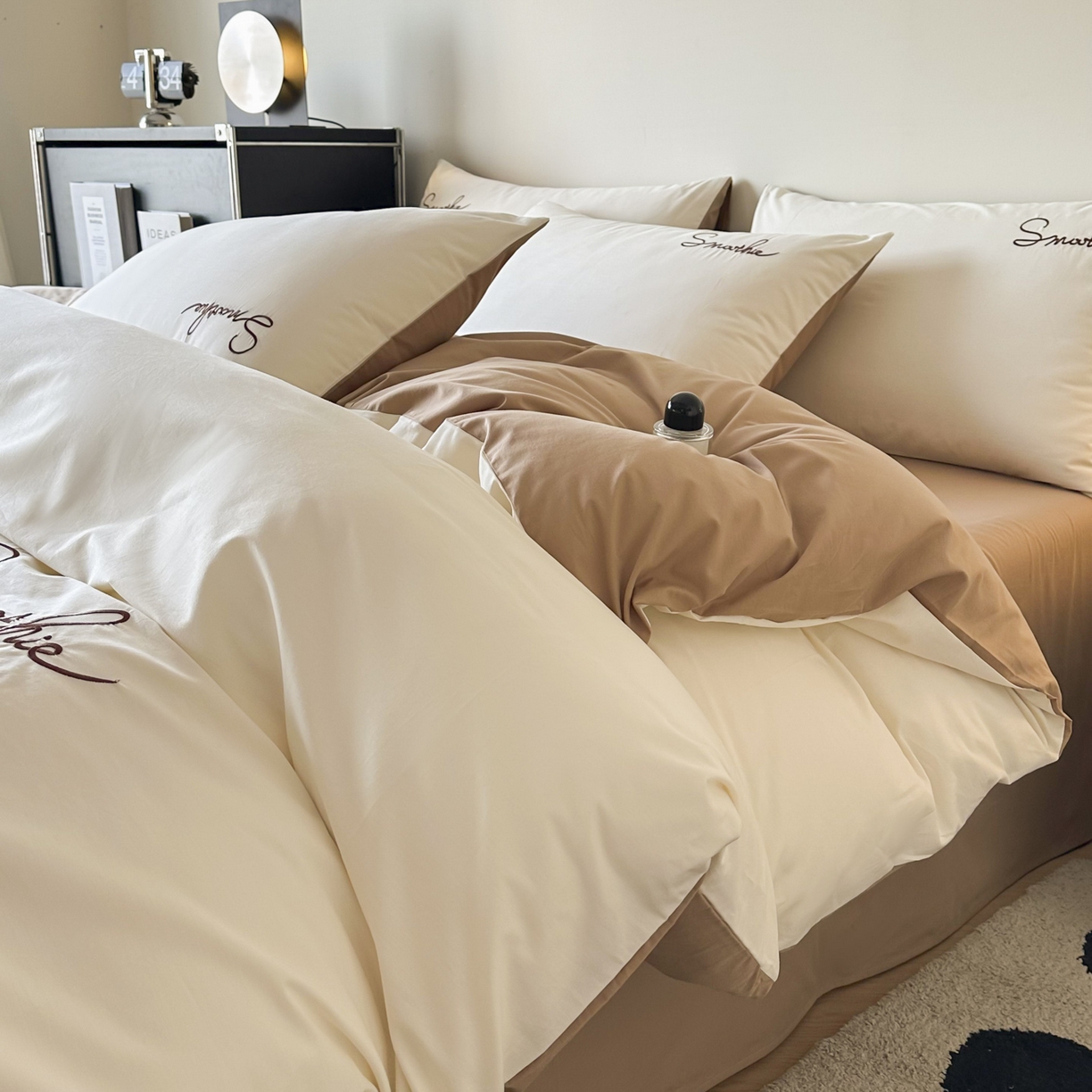 91家纺网 家纺一手货源 找家纺 ab家纺 2026新款刺绣双拼40支全棉水洗四件套 奶油米咖