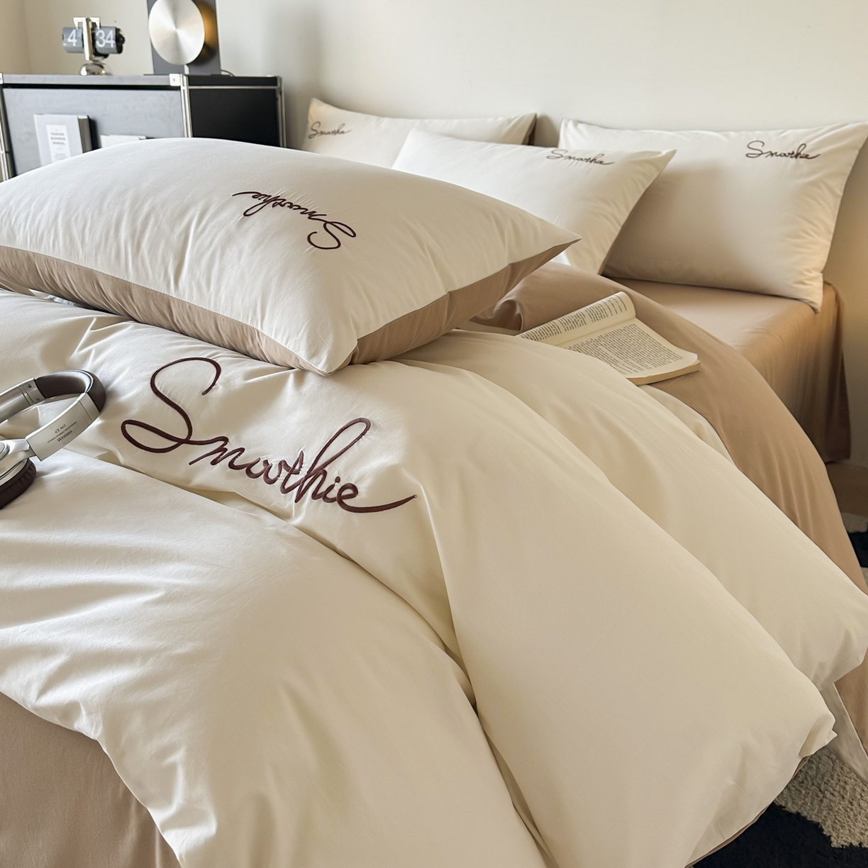 91家纺网 家纺一手货源 找家纺 ab家纺 2026新款刺绣双拼40支全棉水洗四件套 奶油米咖