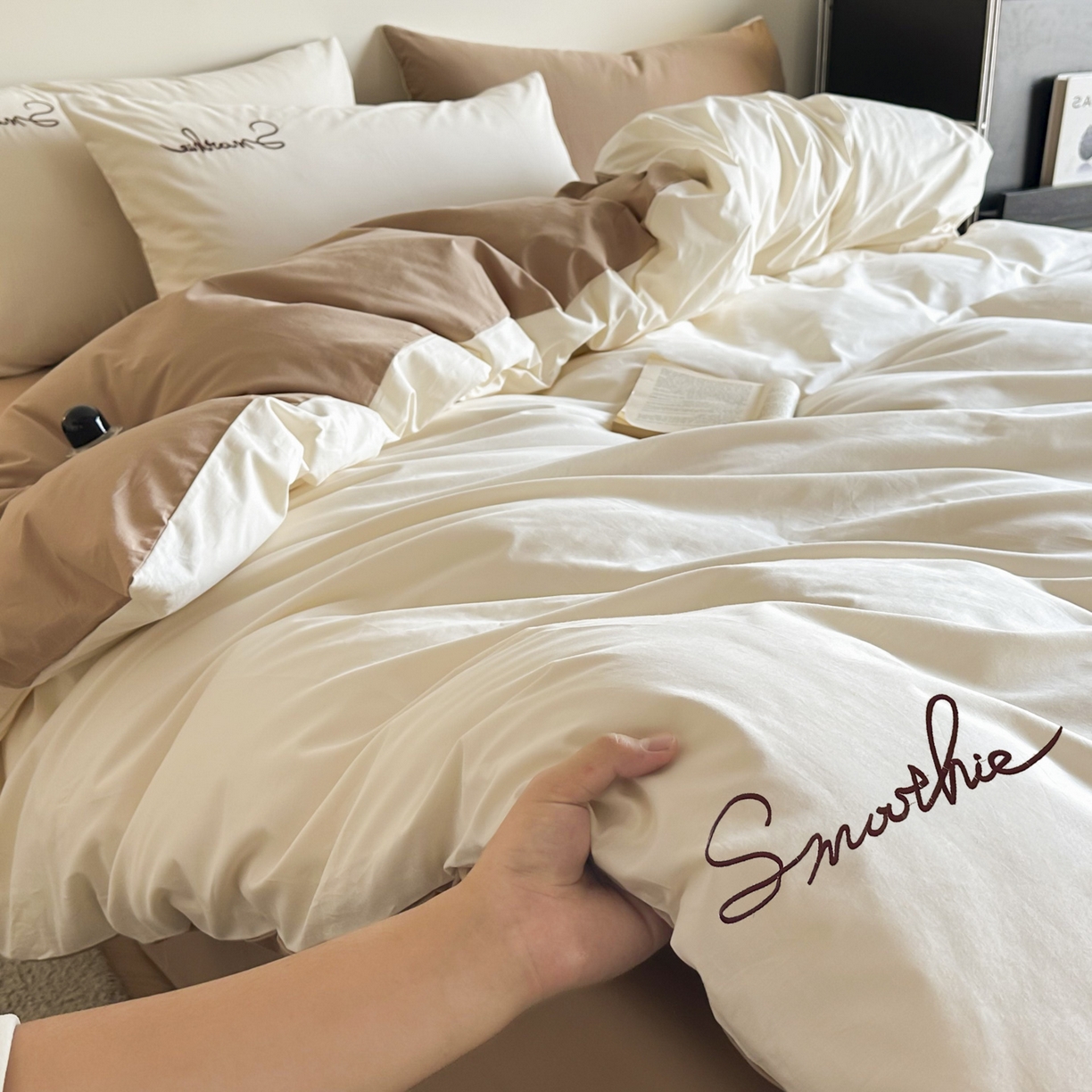 91家纺网 家纺一手货源 找家纺 ab家纺 2026新款刺绣双拼40支全棉水洗四件套 奶油米咖