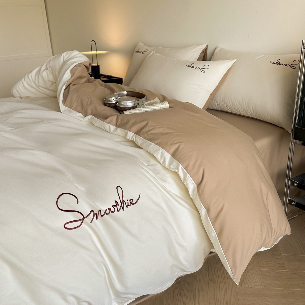 91家纺网 家纺一手货源 找家纺 ab家纺 2026新款刺绣双拼40支全棉水洗四件套 奶油米咖