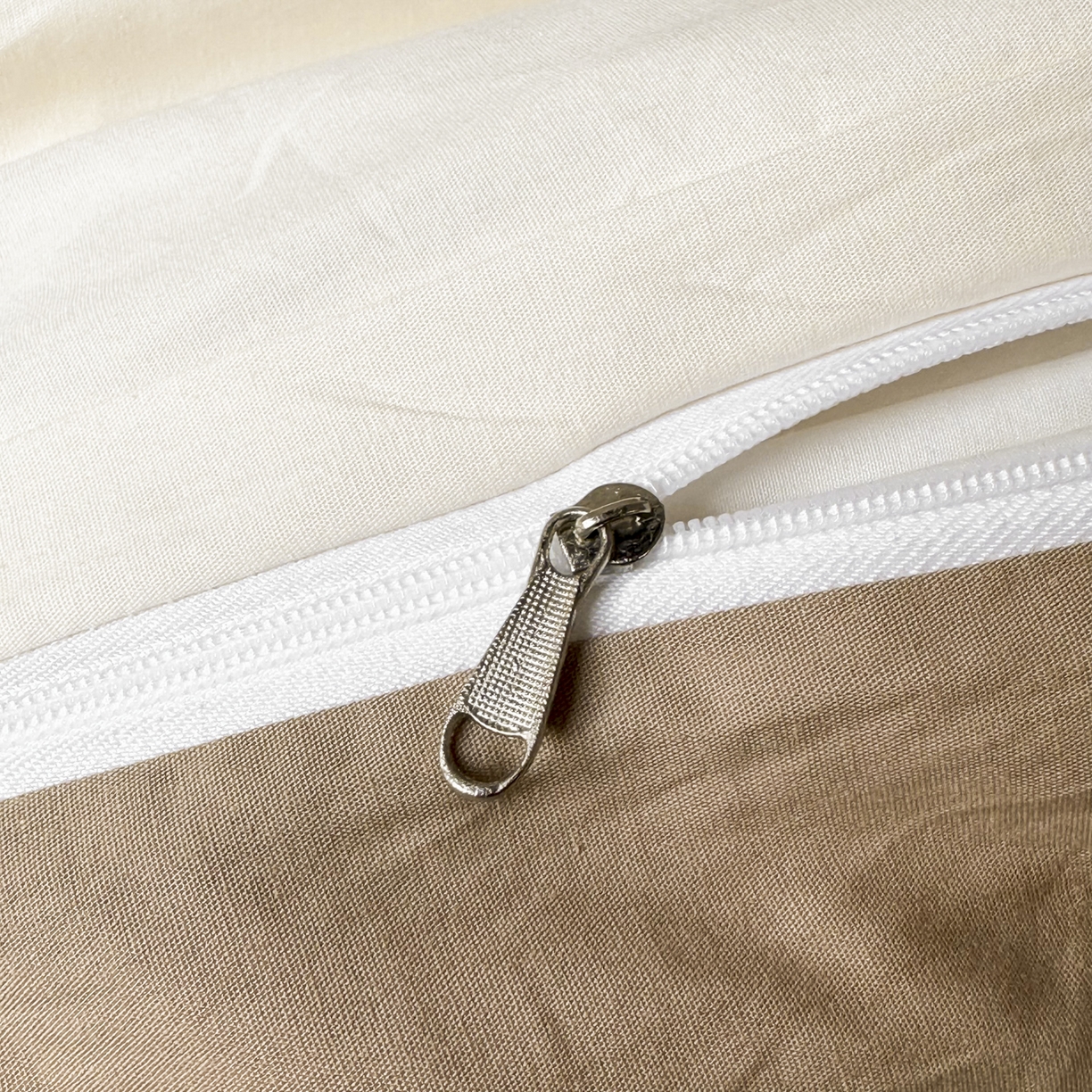 91家纺网 家纺一手货源 找家纺 ab家纺 2026新款刺绣双拼40支全棉水洗四件套 奶油米咖