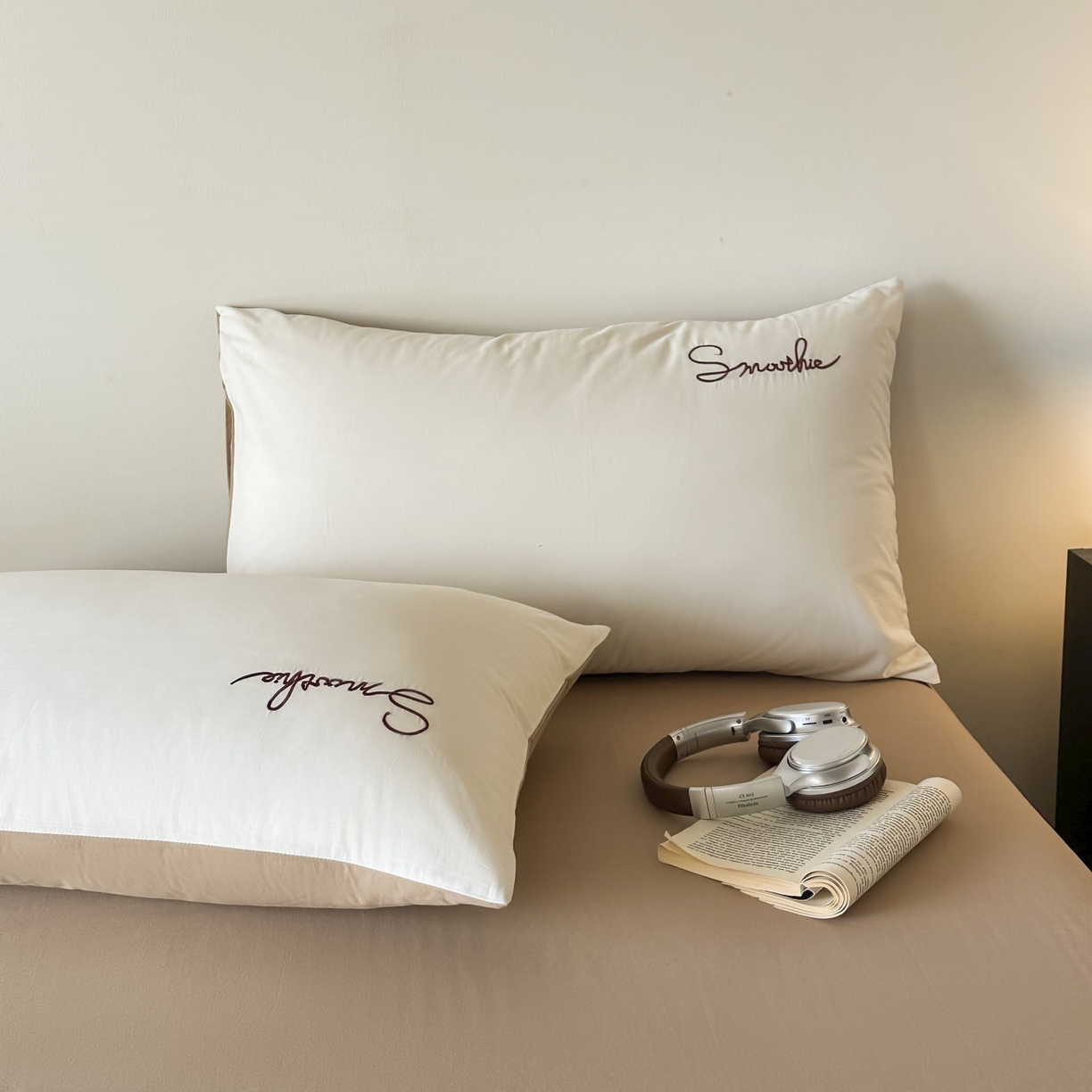 91家纺网 家纺一手货源 找家纺 ab家纺 2026新款刺绣双拼40支全棉水洗四件套 奶油米咖