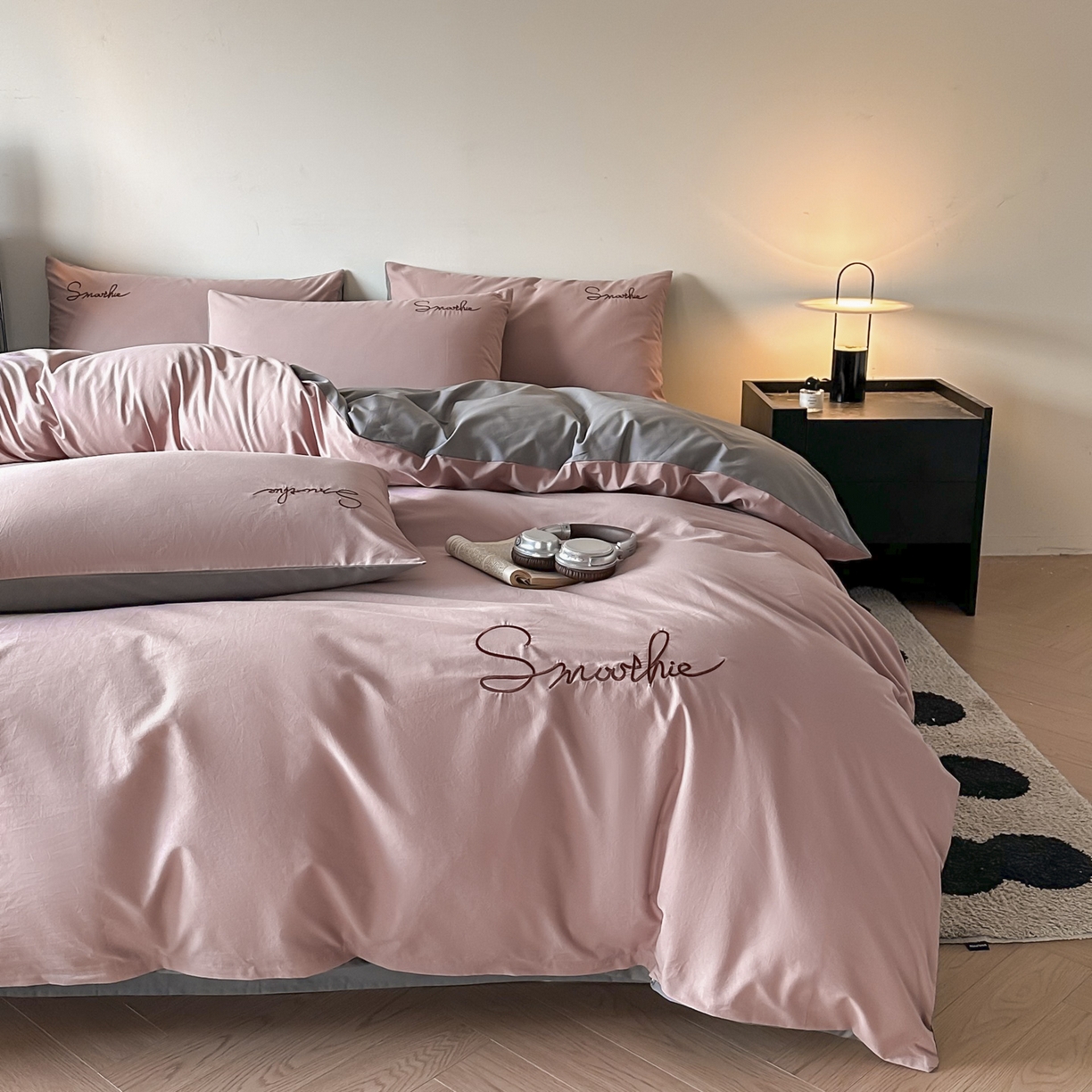 91家纺网 家纺一手货源 找家纺 ab家纺 2026新款刺绣双拼40支全棉水洗四件套 藕粉深灰