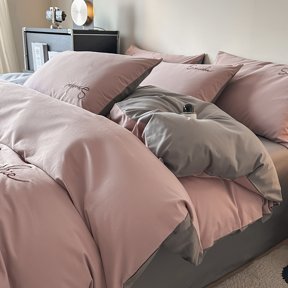 91家纺网 家纺一手货源 找家纺 ab家纺 2026新款刺绣双拼40支全棉水洗四件套 藕粉深灰