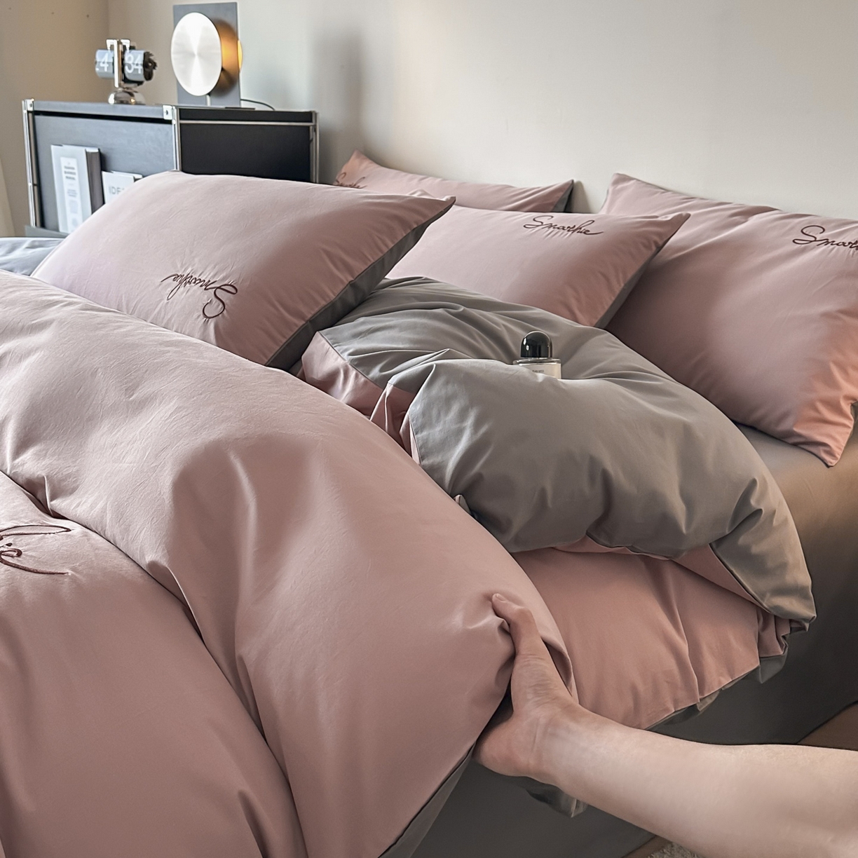 91家纺网 家纺一手货源 找家纺 ab家纺 2026新款刺绣双拼40支全棉水洗四件套 藕粉深灰