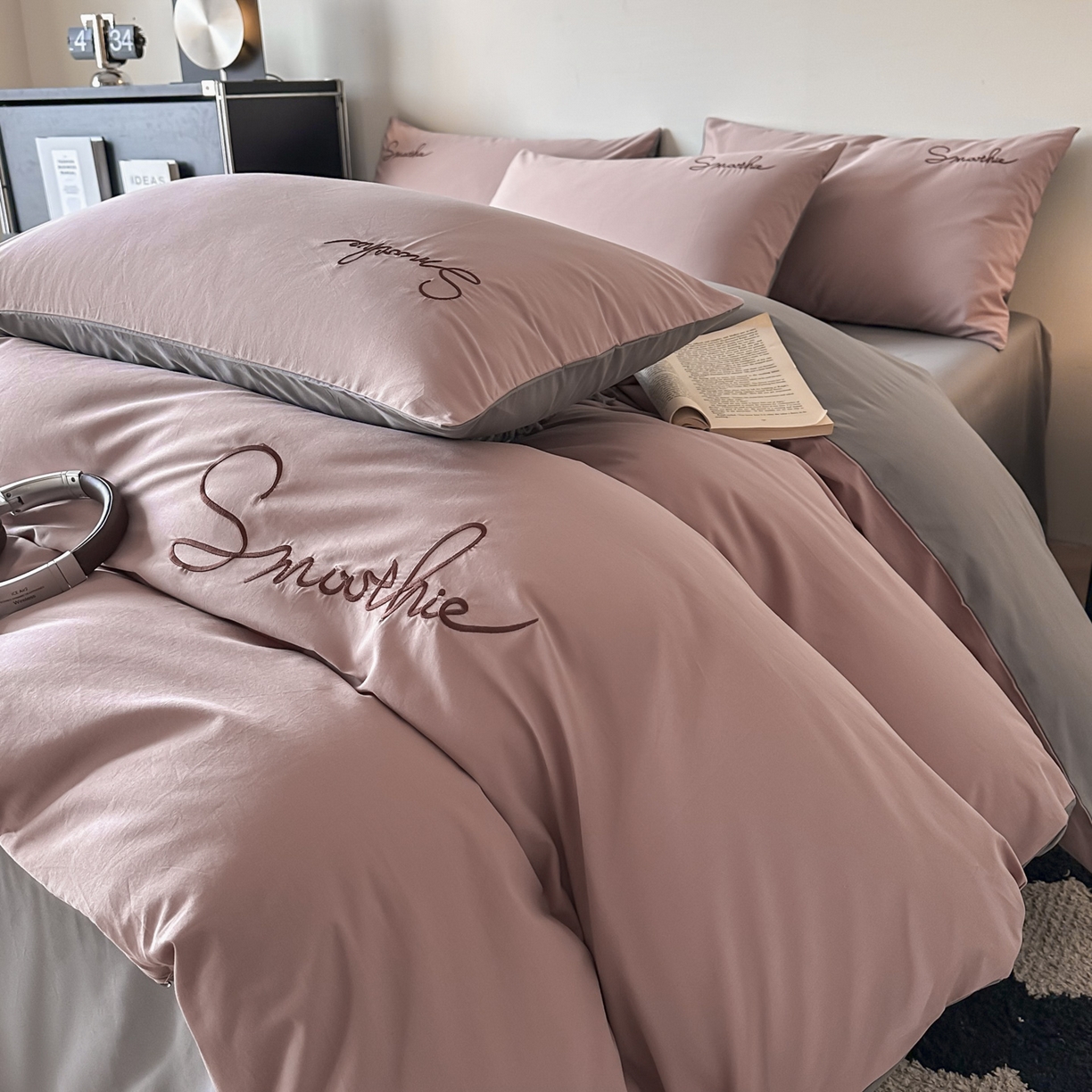 91家纺网 家纺一手货源 找家纺 ab家纺 2026新款刺绣双拼40支全棉水洗四件套 藕粉深灰