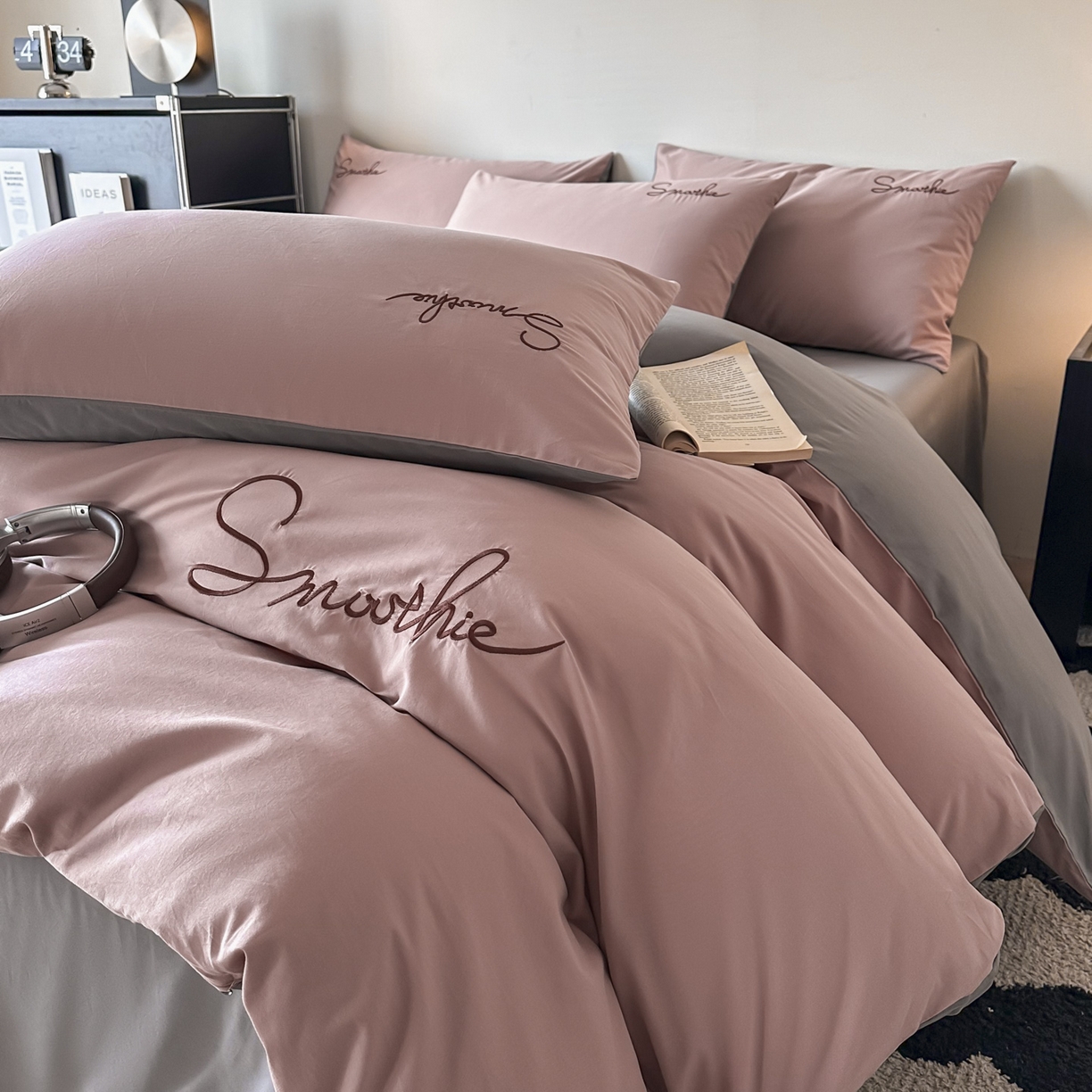 91家纺网 家纺一手货源 找家纺 ab家纺 2026新款刺绣双拼40支全棉水洗四件套 藕粉深灰