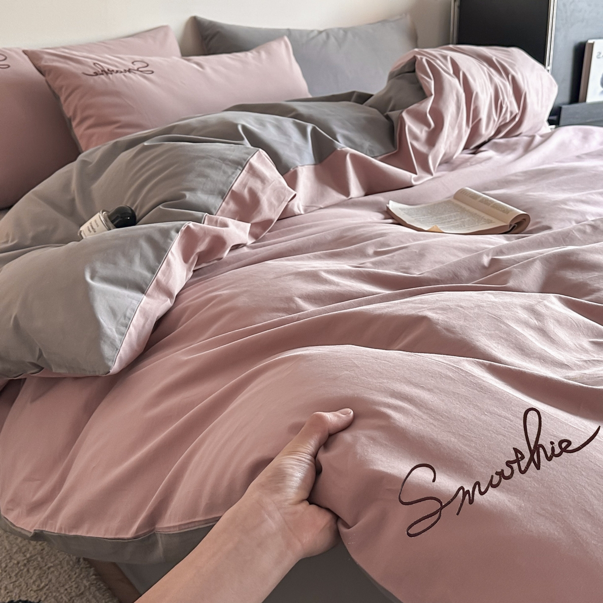 91家纺网 家纺一手货源 找家纺 ab家纺 2026新款刺绣双拼40支全棉水洗四件套 藕粉深灰