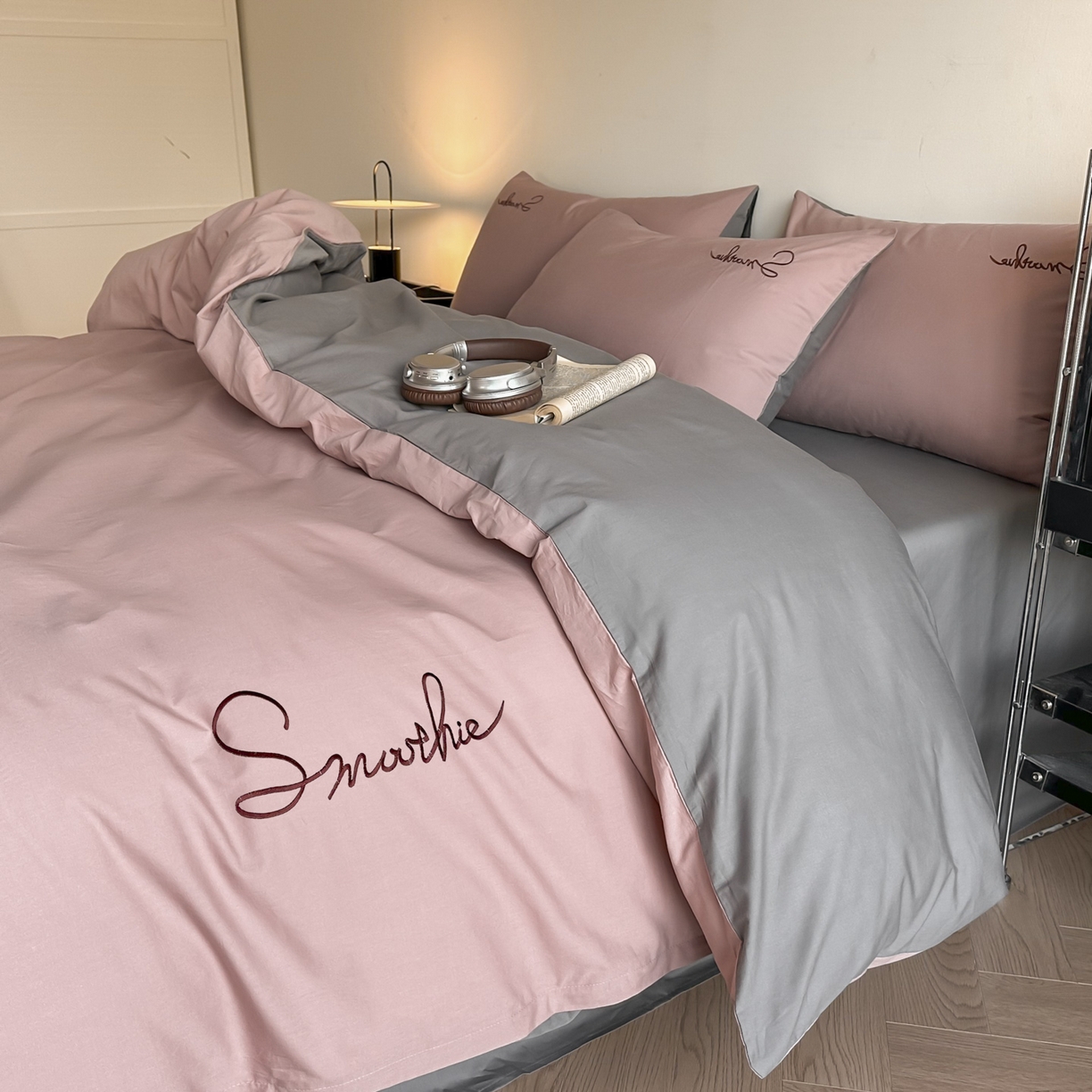 91家纺网 家纺一手货源 找家纺 ab家纺 2026新款刺绣双拼40支全棉水洗四件套 藕粉深灰