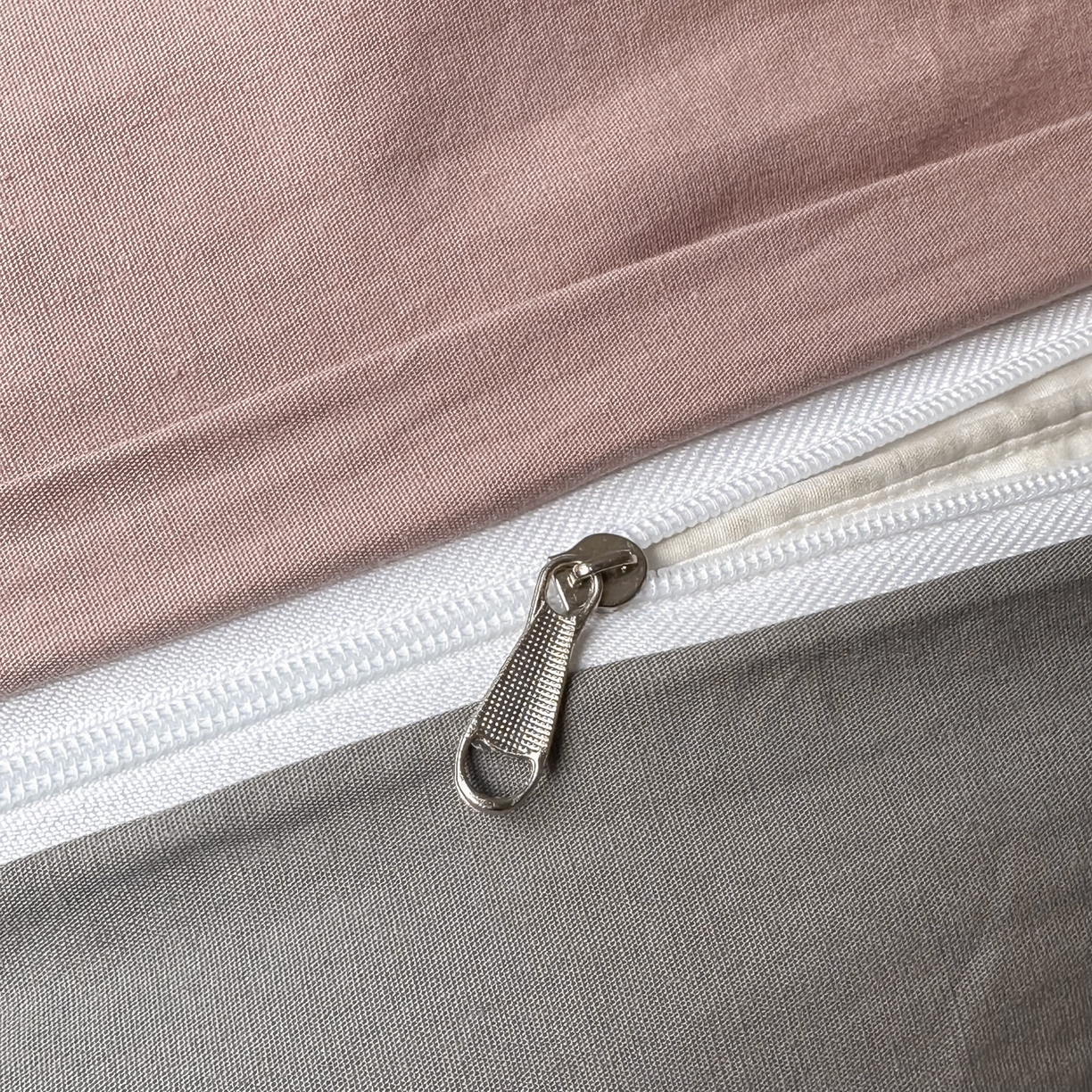 91家纺网 家纺一手货源 找家纺 ab家纺 2026新款刺绣双拼40支全棉水洗四件套 藕粉深灰