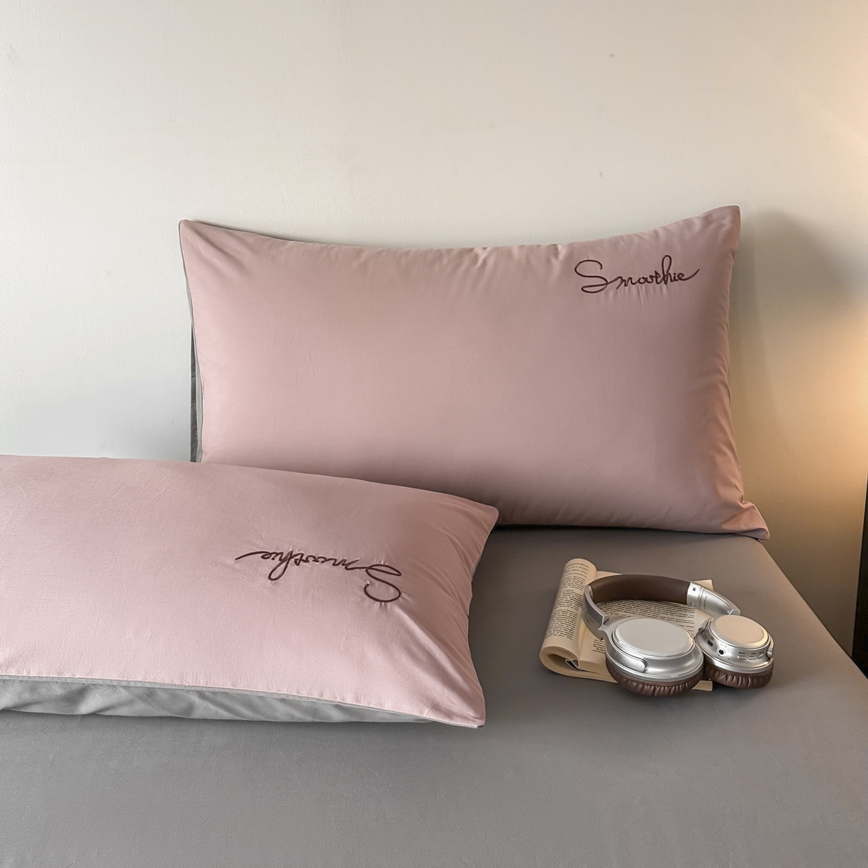 91家纺网 家纺一手货源 找家纺 ab家纺 2026新款刺绣双拼40支全棉水洗四件套 藕粉深灰