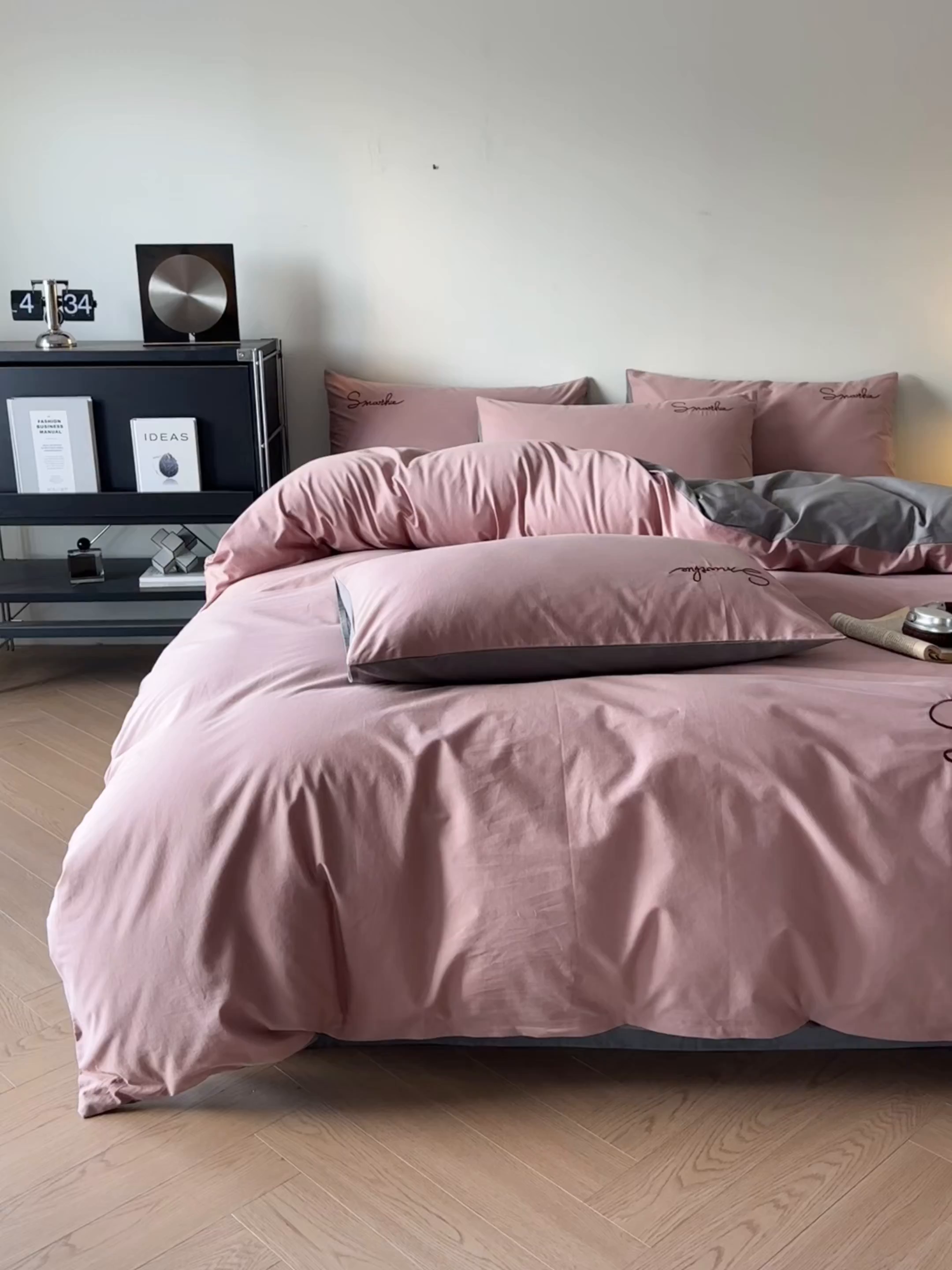 91家纺网 家纺一手货源 找家纺 ab家纺 2026新款刺绣双拼40支全棉水洗四件套 藕粉深灰