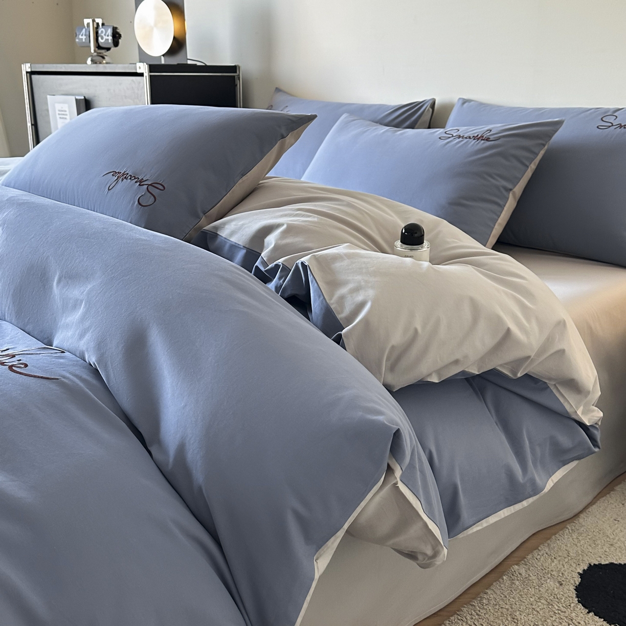 91家纺网 家纺一手货源 找家纺 ab家纺 2026新款刺绣双拼40支全棉水洗四件套 晴空蓝烟灰