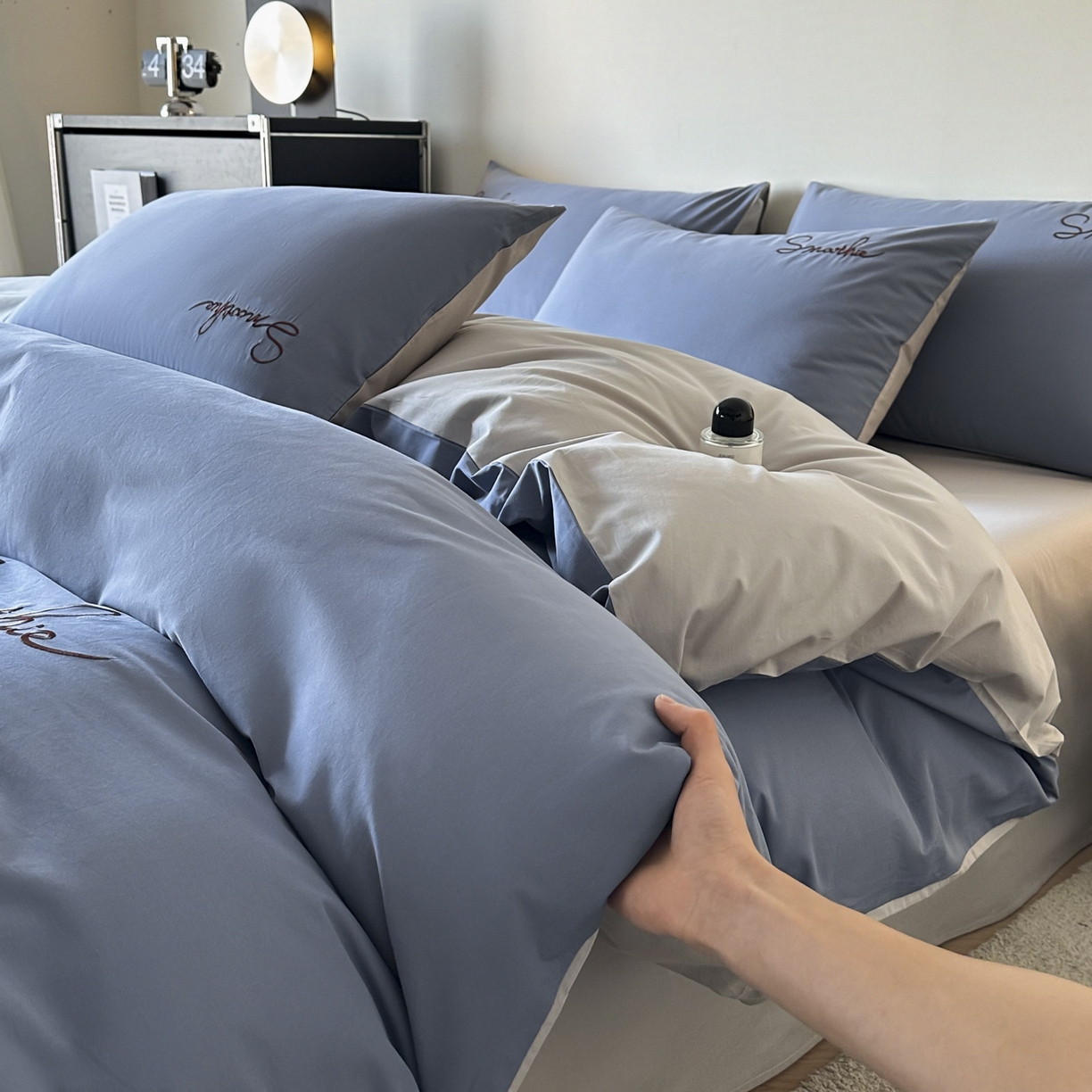 91家纺网 家纺一手货源 找家纺 ab家纺 2026新款刺绣双拼40支全棉水洗四件套 晴空蓝烟灰