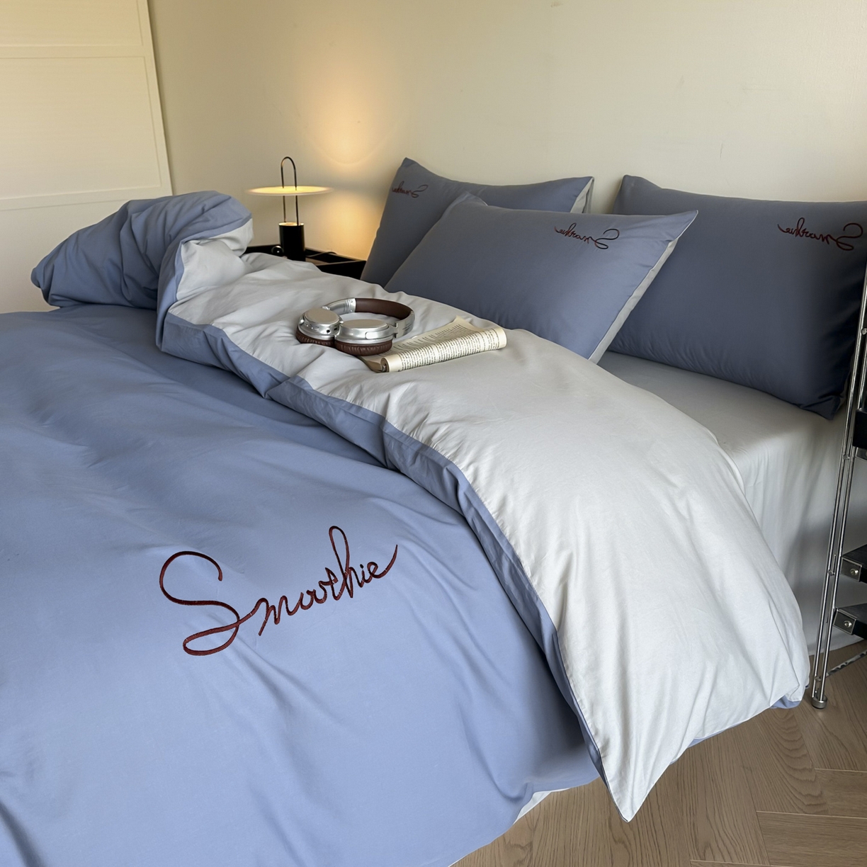 91家纺网 家纺一手货源 找家纺 ab家纺 2026新款刺绣双拼40支全棉水洗四件套 晴空蓝烟灰