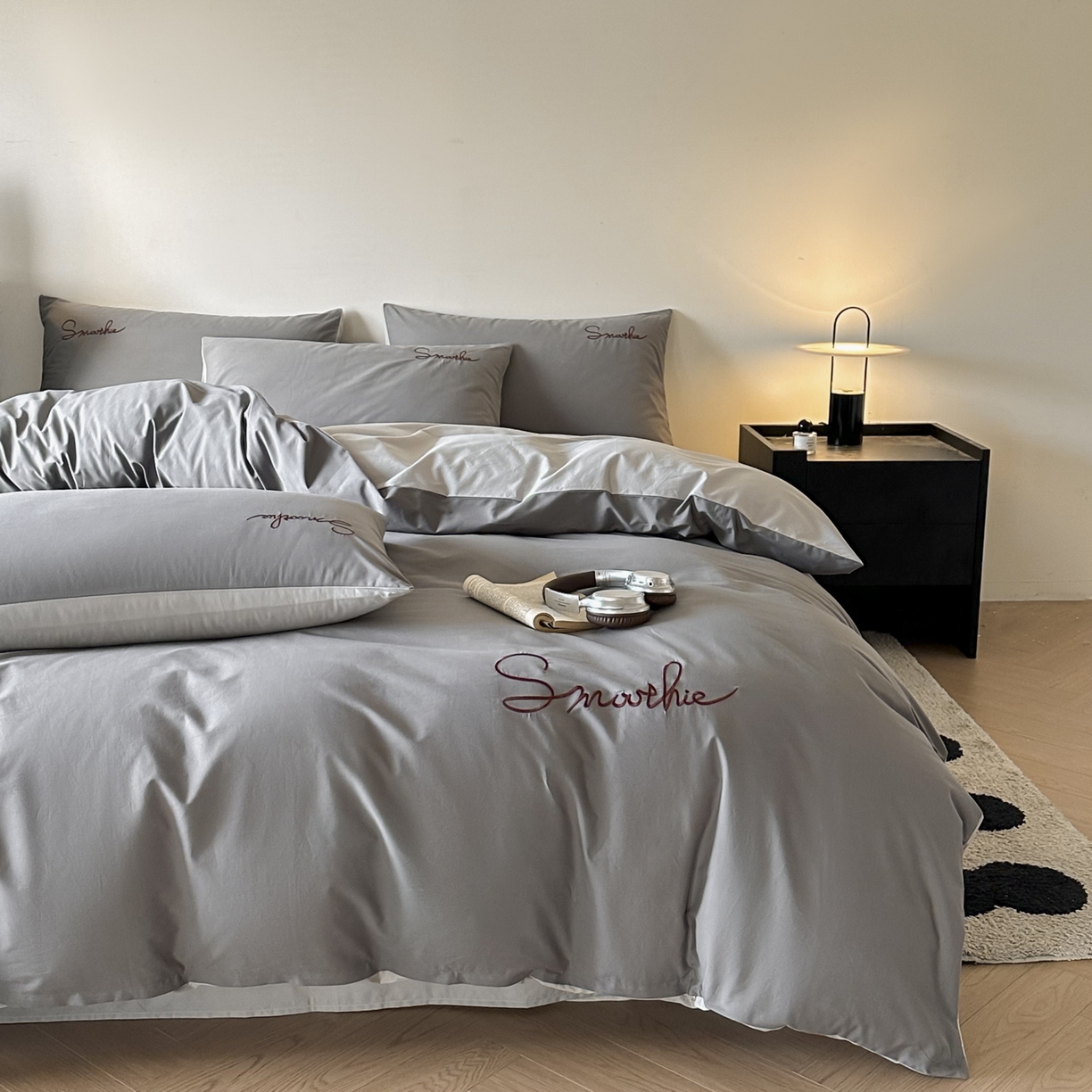 91家纺网 家纺一手货源 找家纺 ab家纺 2026新款刺绣双拼40支全棉水洗四件套 深灰烟灰