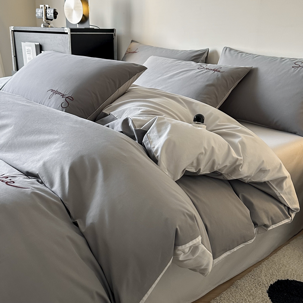 91家纺网 家纺一手货源 找家纺 ab家纺 2026新款刺绣双拼40支全棉水洗四件套 深灰烟灰