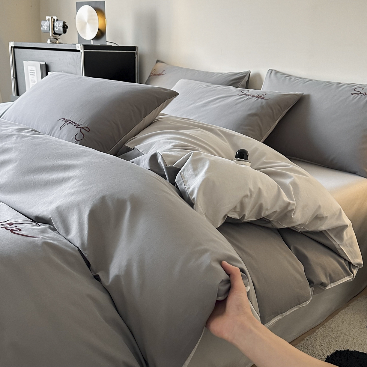 91家纺网 家纺一手货源 找家纺 ab家纺 2026新款刺绣双拼40支全棉水洗四件套 深灰烟灰