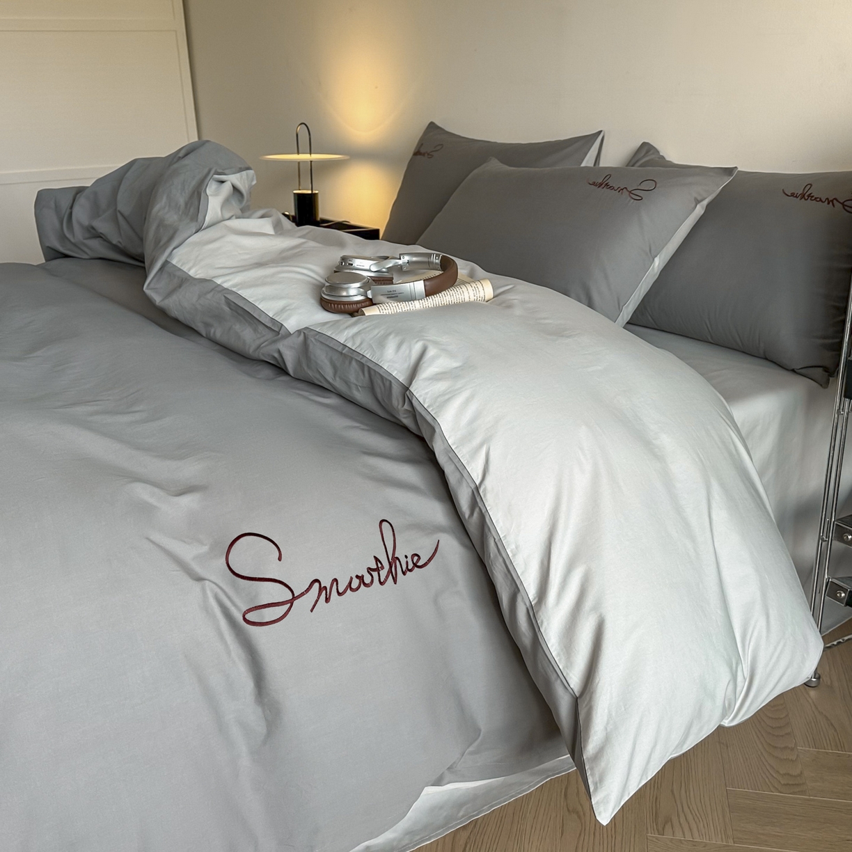 91家纺网 家纺一手货源 找家纺 ab家纺 2026新款刺绣双拼40支全棉水洗四件套 深灰烟灰