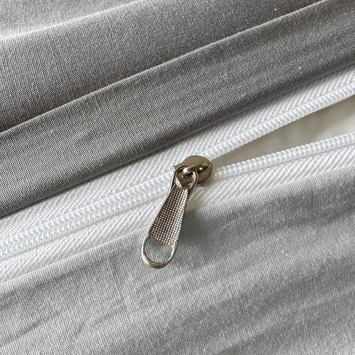 91家纺网 家纺一手货源 找家纺 ab家纺 2026新款刺绣双拼40支全棉水洗四件套 深灰烟灰