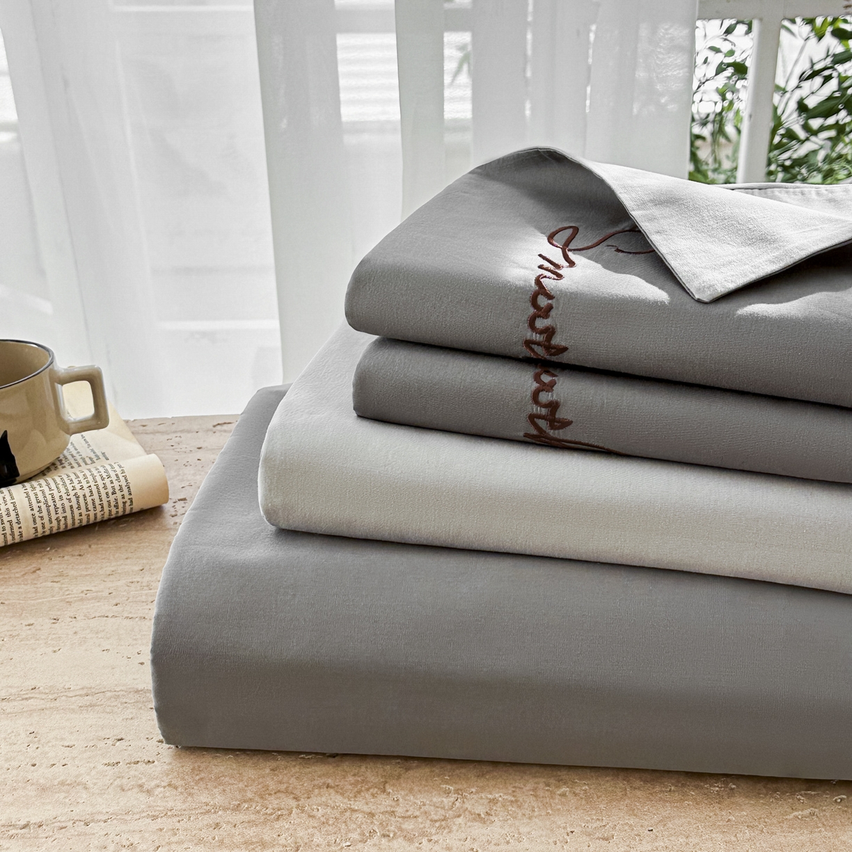 91家纺网 家纺一手货源 找家纺 ab家纺 2026新款刺绣双拼40支全棉水洗四件套 深灰烟灰