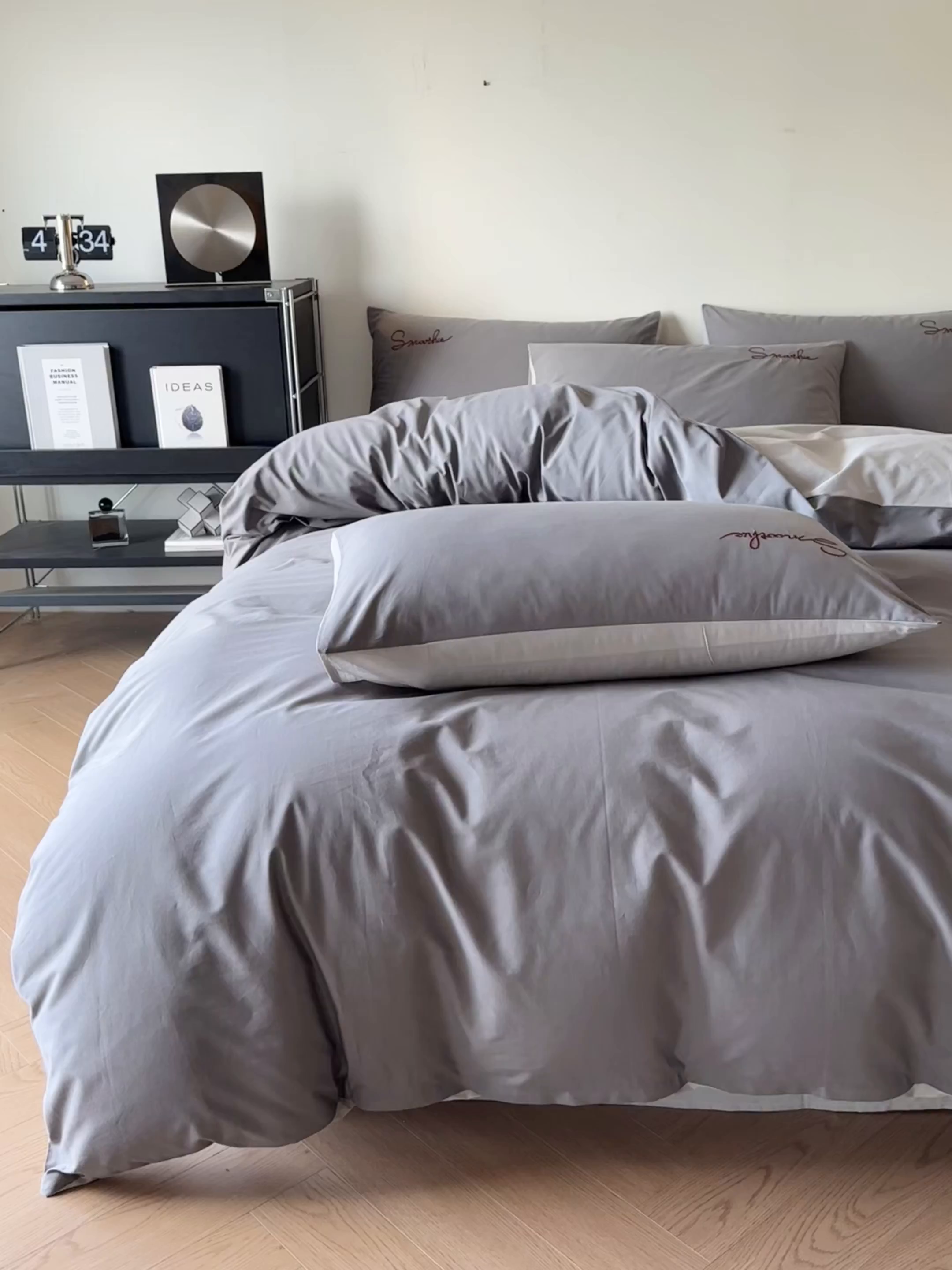 91家纺网 家纺一手货源 找家纺 ab家纺 2026新款刺绣双拼40支全棉水洗四件套 深灰烟灰