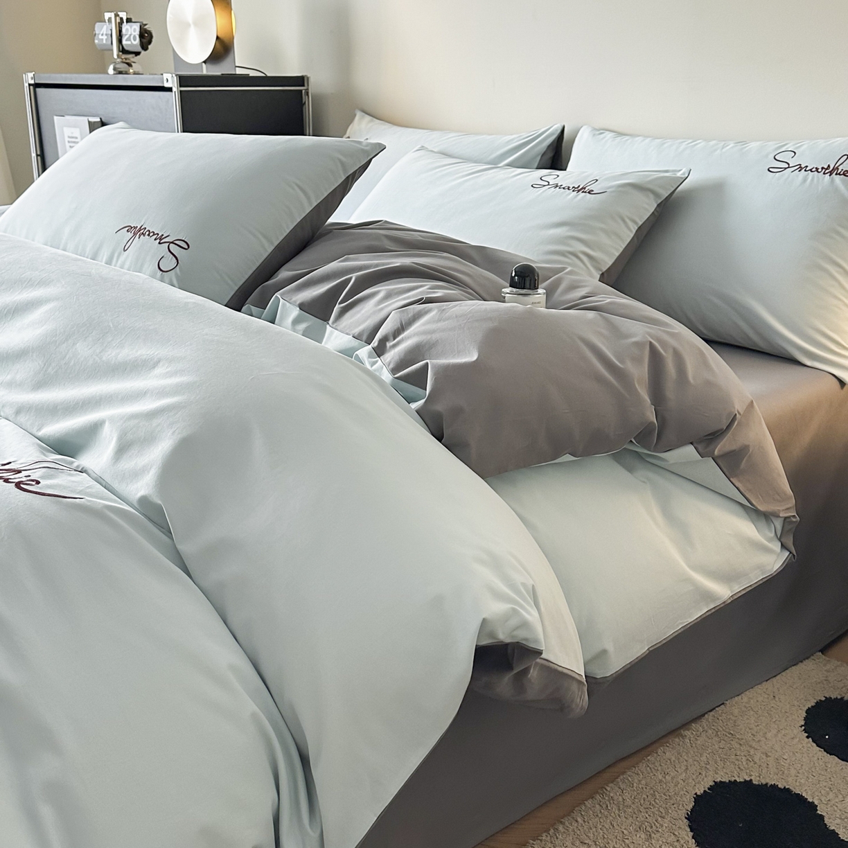 91家纺网 家纺一手货源 找家纺 ab家纺 2026新款刺绣双拼40支全棉水洗四件套 天蓝深灰