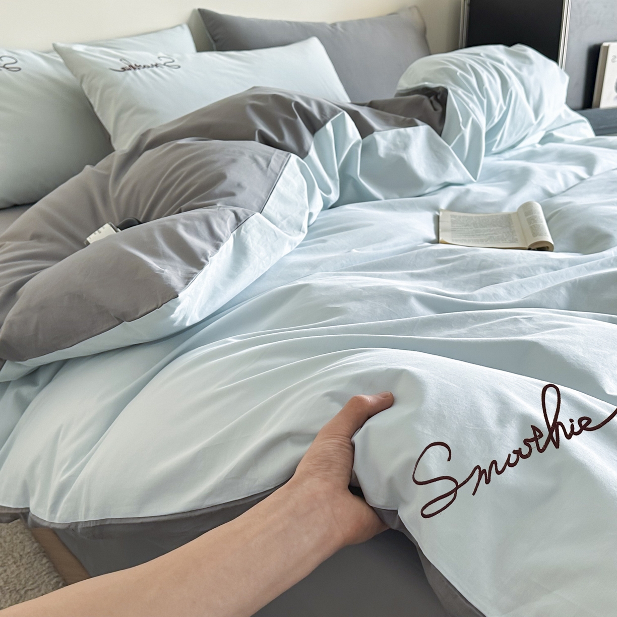 91家纺网 家纺一手货源 找家纺 ab家纺 2026新款刺绣双拼40支全棉水洗四件套 天蓝深灰