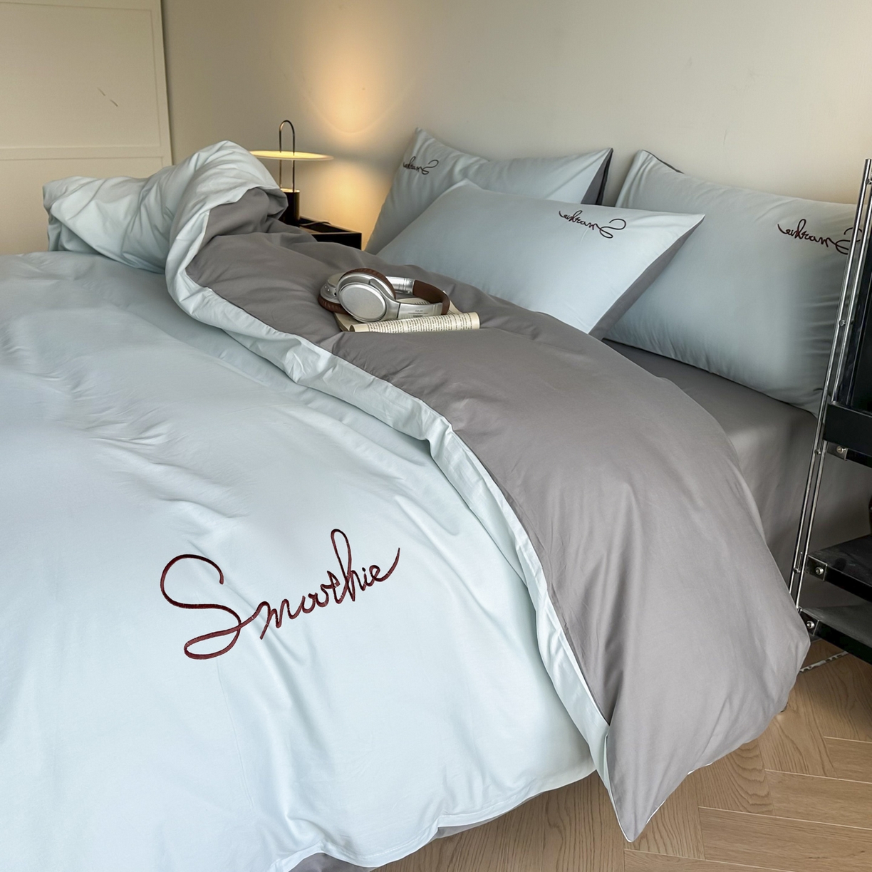 91家纺网 家纺一手货源 找家纺 ab家纺 2026新款刺绣双拼40支全棉水洗四件套 天蓝深灰