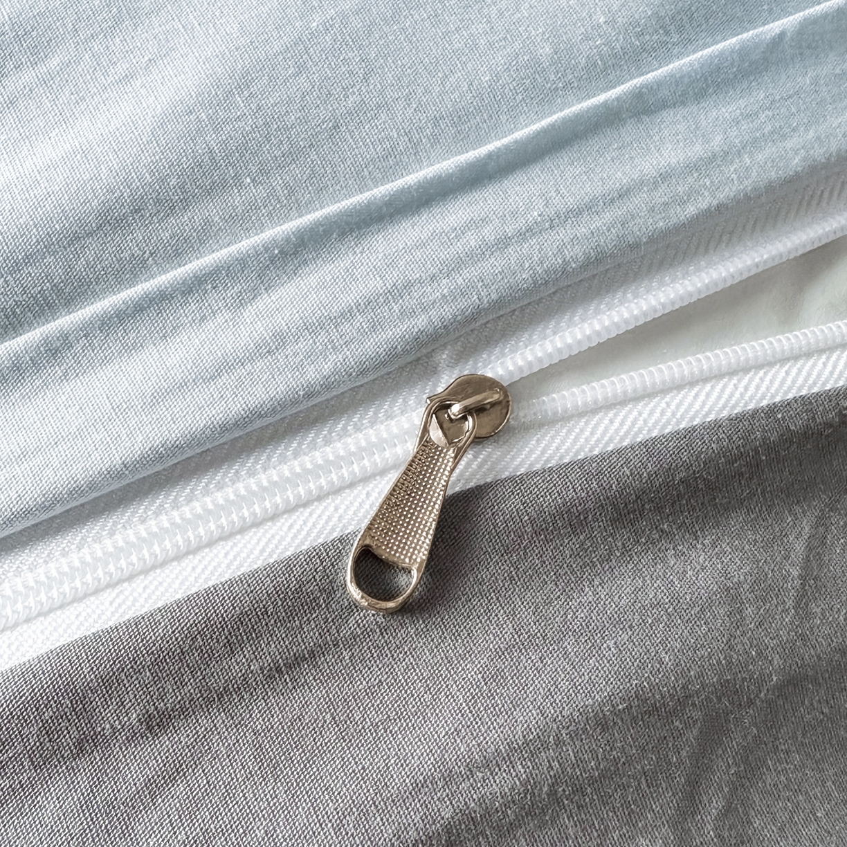 91家纺网 家纺一手货源 找家纺 ab家纺 2026新款刺绣双拼40支全棉水洗四件套 天蓝深灰