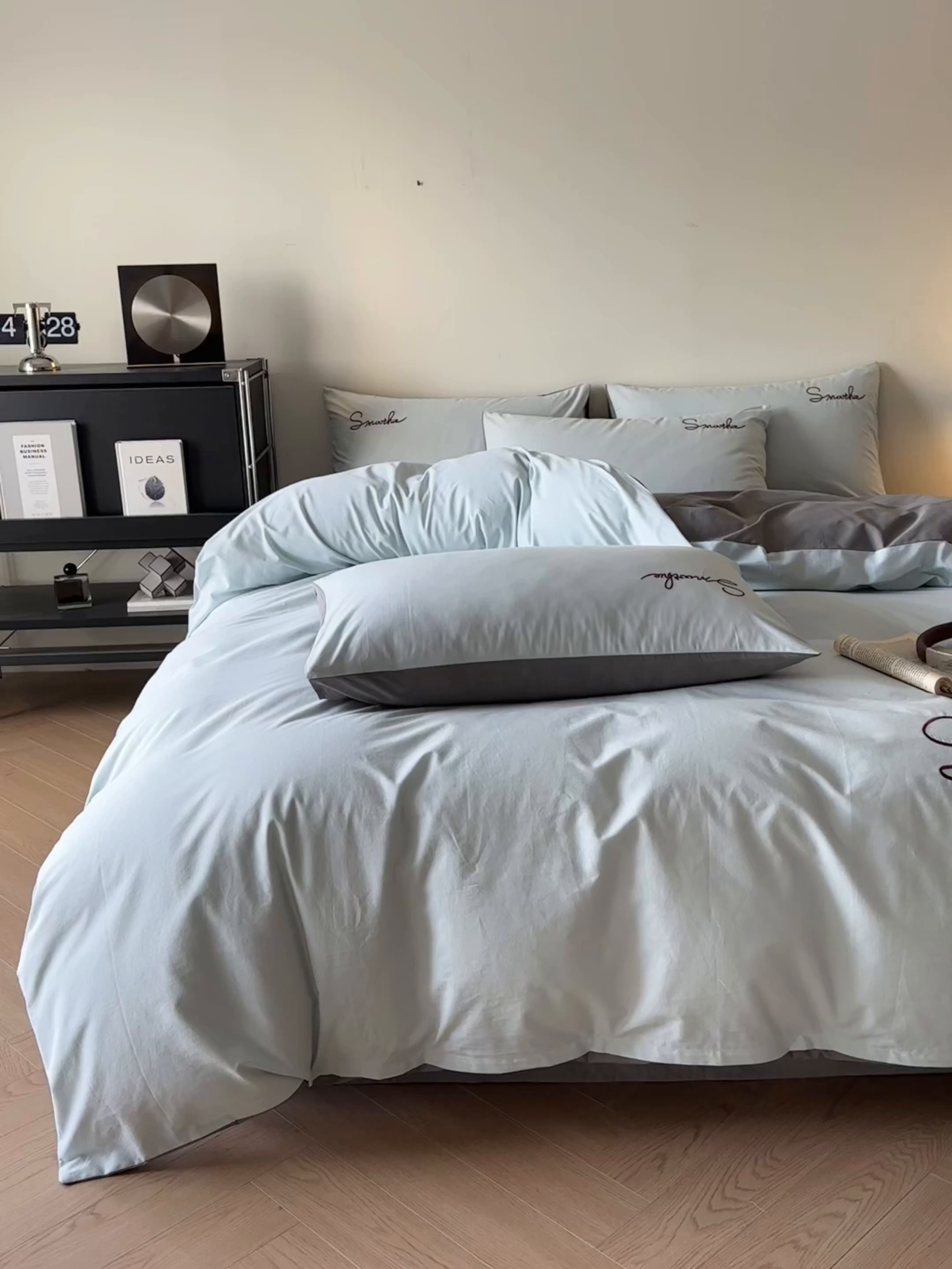 91家纺网 家纺一手货源 找家纺 ab家纺 2026新款刺绣双拼40支全棉水洗四件套 天蓝深灰