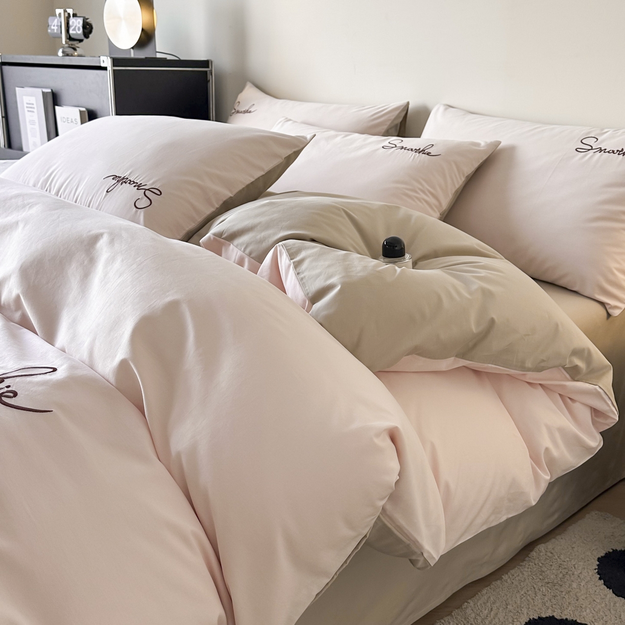 91家纺网 家纺一手货源 找家纺 ab家纺 2026新款刺绣双拼40支全棉水洗四件套 微粉卡其